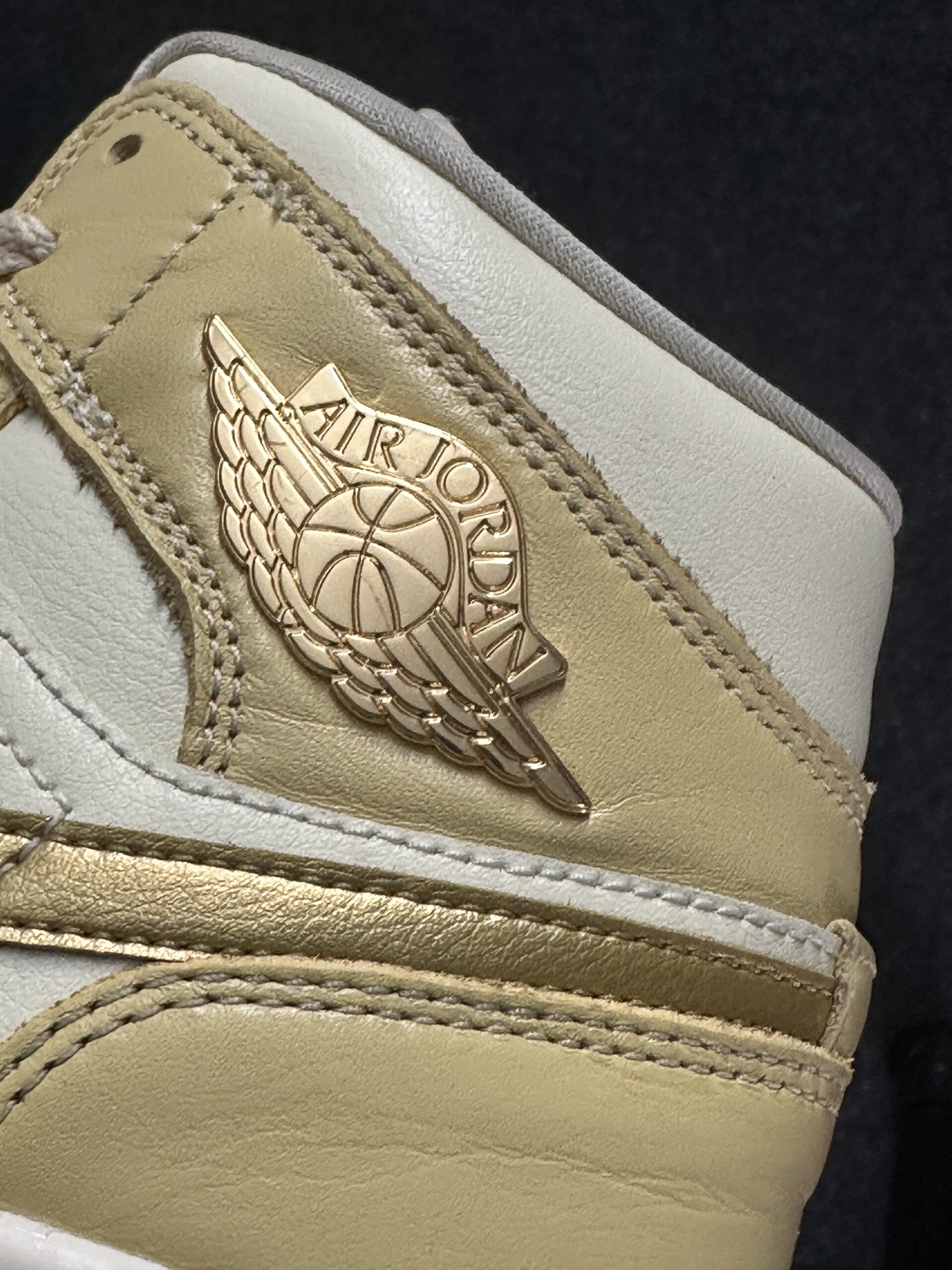 Air Jordan 1 Mid SE Pale Vanilla Gold FB9892-200 taglia EU 41 vista logo