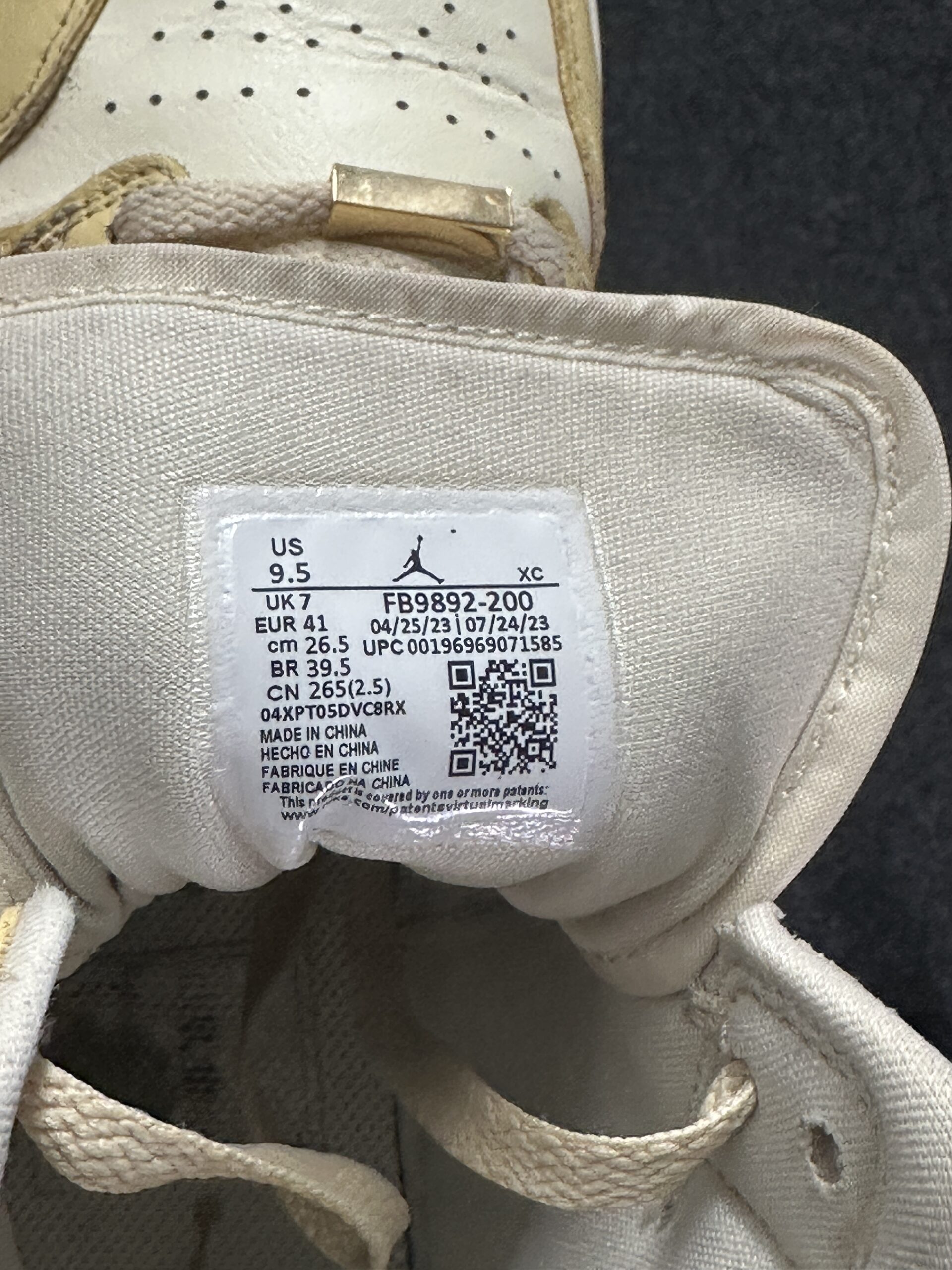 Air Jordan 1 Mid SE Pale Vanilla Gold FB9892-200 taglia EU 41 vista label