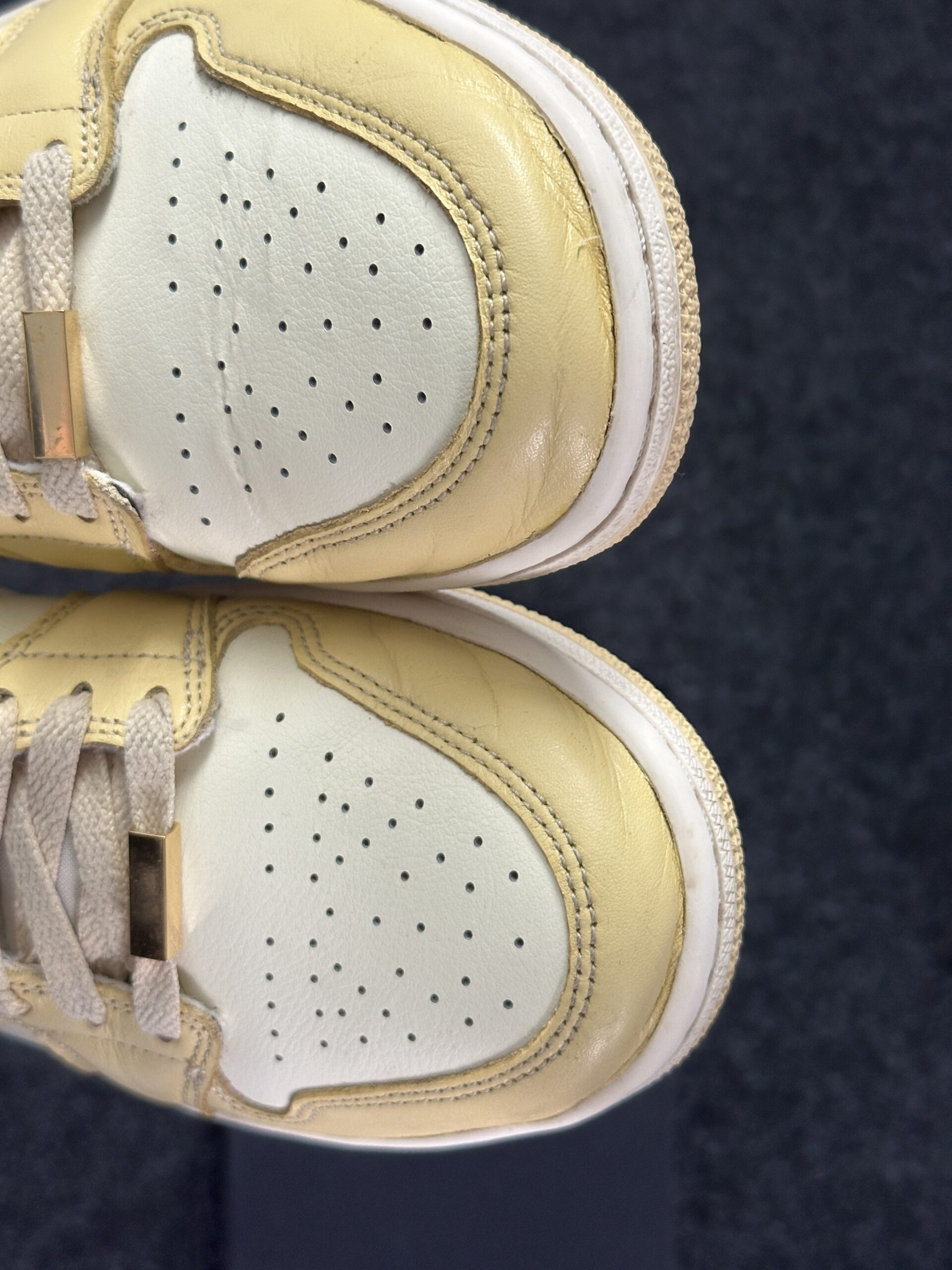 Air Jordan 1 Mid SE Pale Vanilla Gold FB9892-200 taglia EU 41 vista dif