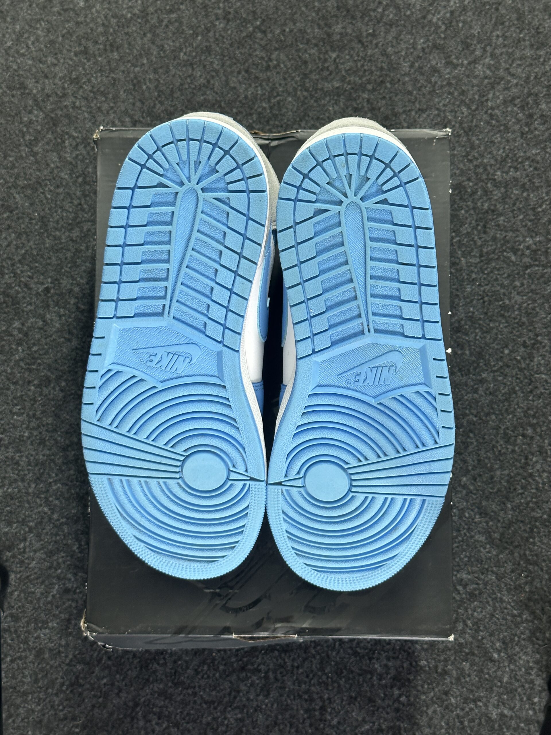 Air Jordan 1 Mid SE University Blue DX9276-100 taglia EU 43 vista suole