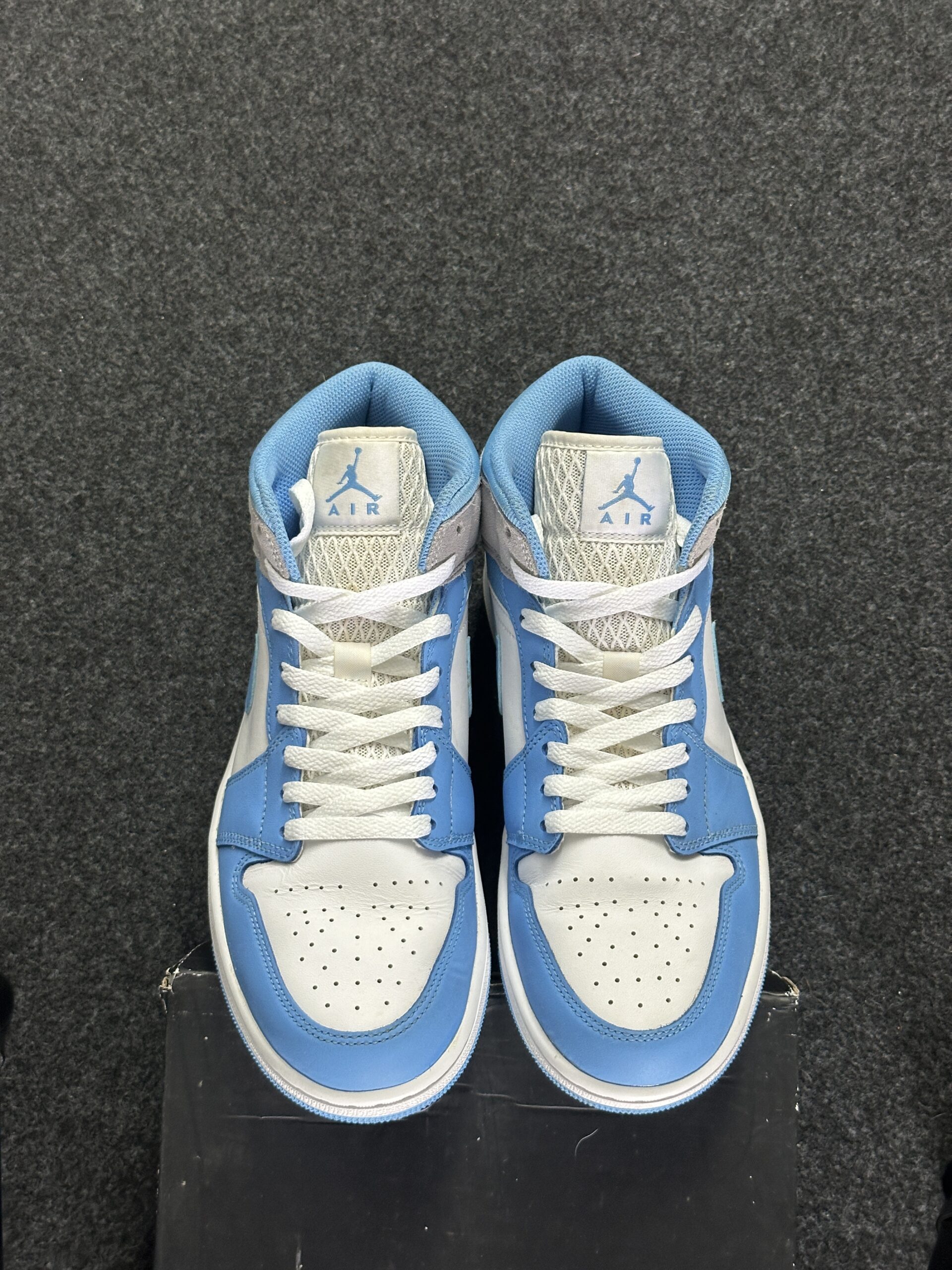 Air Jordan 1 Mid SE University Blue DX9276-100 taglia EU 43 vista punta