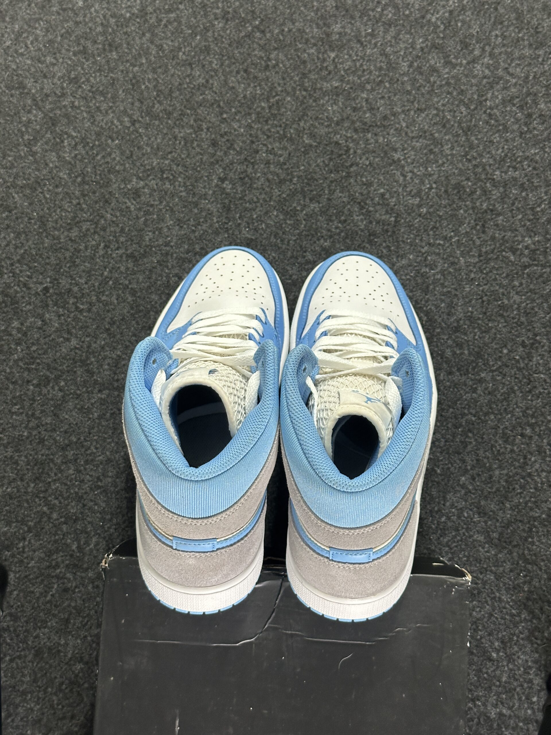 Air Jordan 1 Mid SE University Blue DX9276-100 taglia EU 43 vista tallone