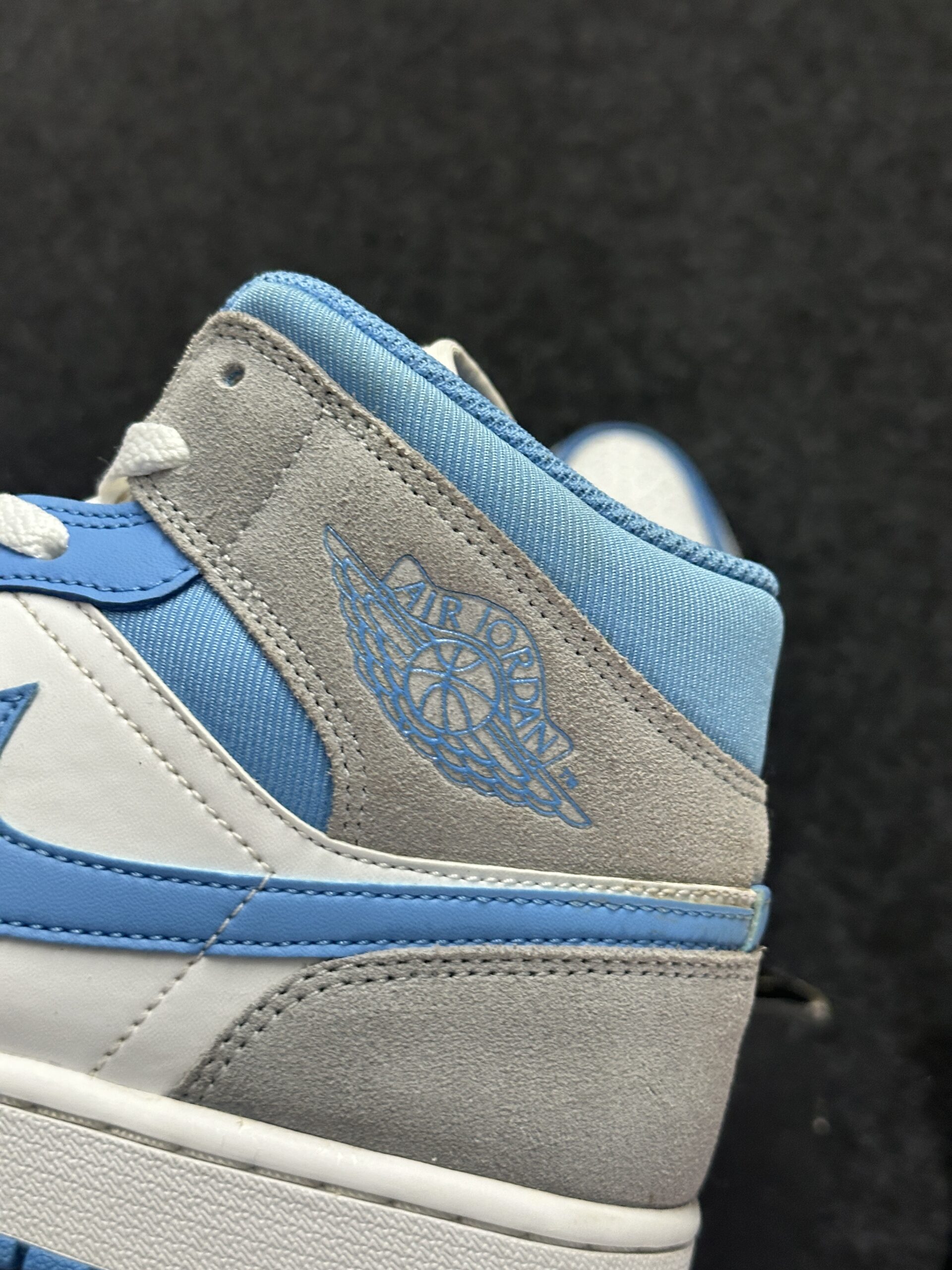 Air Jordan 1 Mid SE University Blue DX9276-100 taglia EU 43 vista logo
