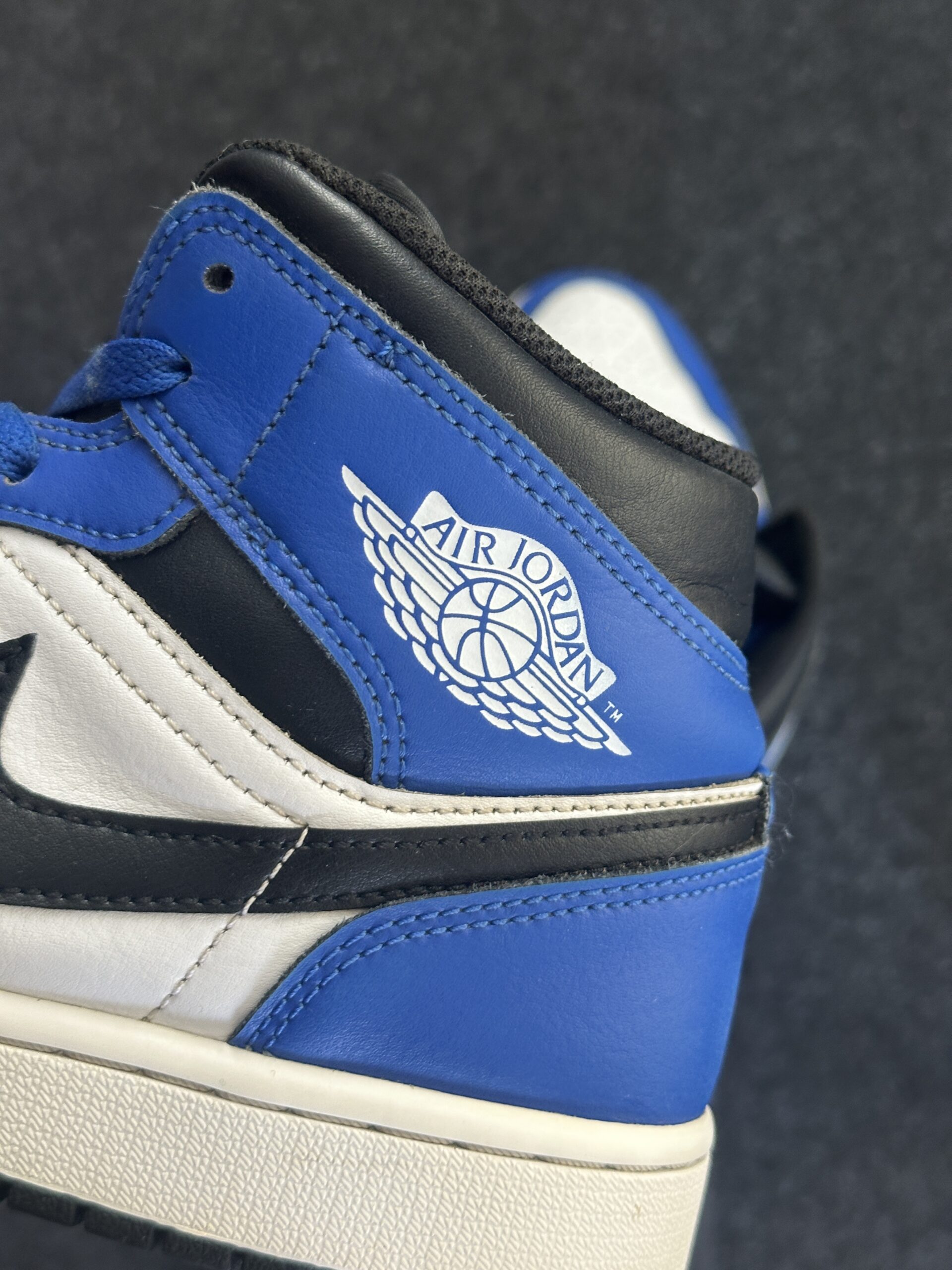 Air Jordan 1 Mid French Blue Fire Red DQ8426-402 taglia EU 43 vista logo
