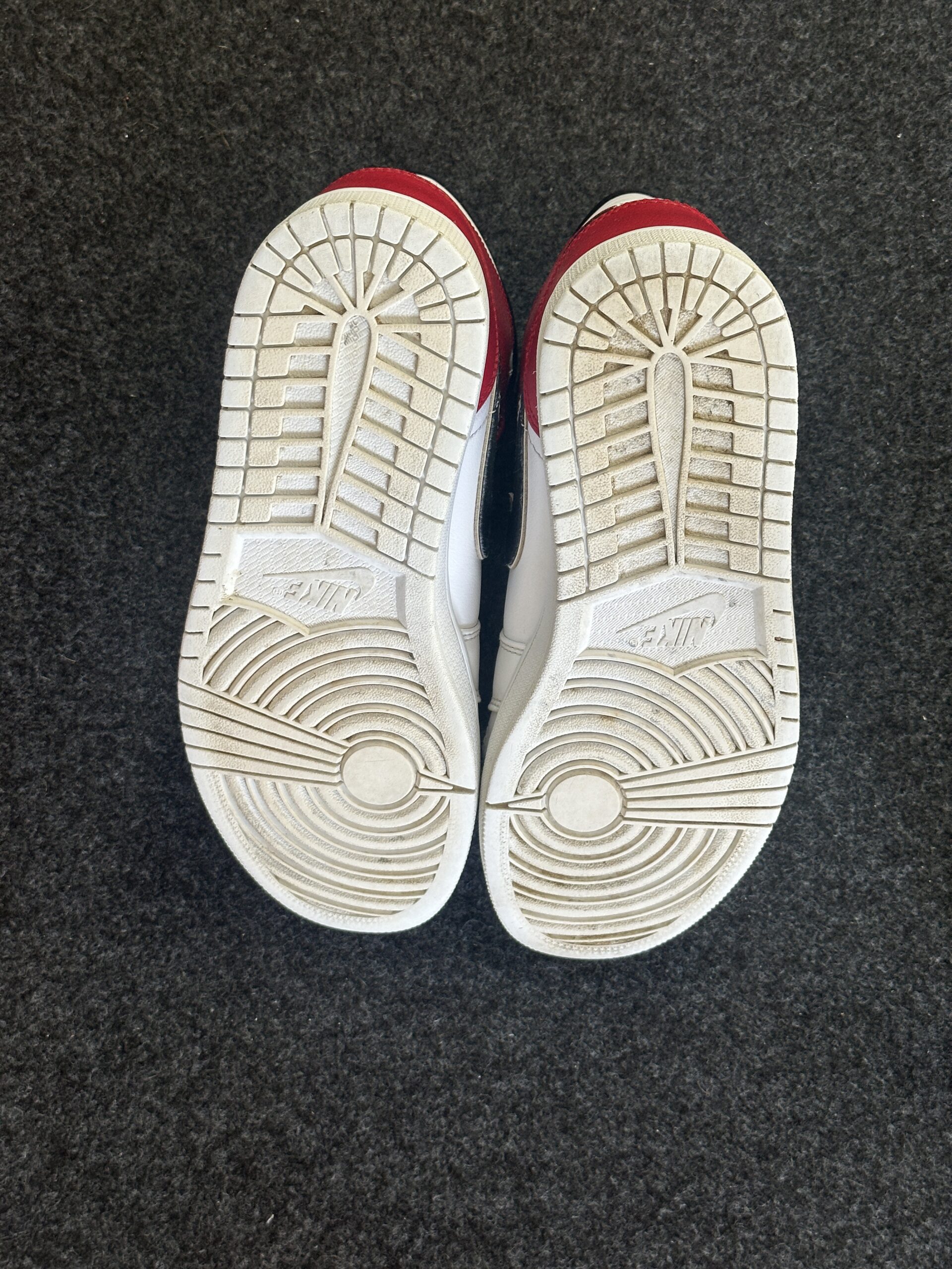Air Jordan 1 Mid White Black Gym Red 554724-116 taglia EU 43 vista suole