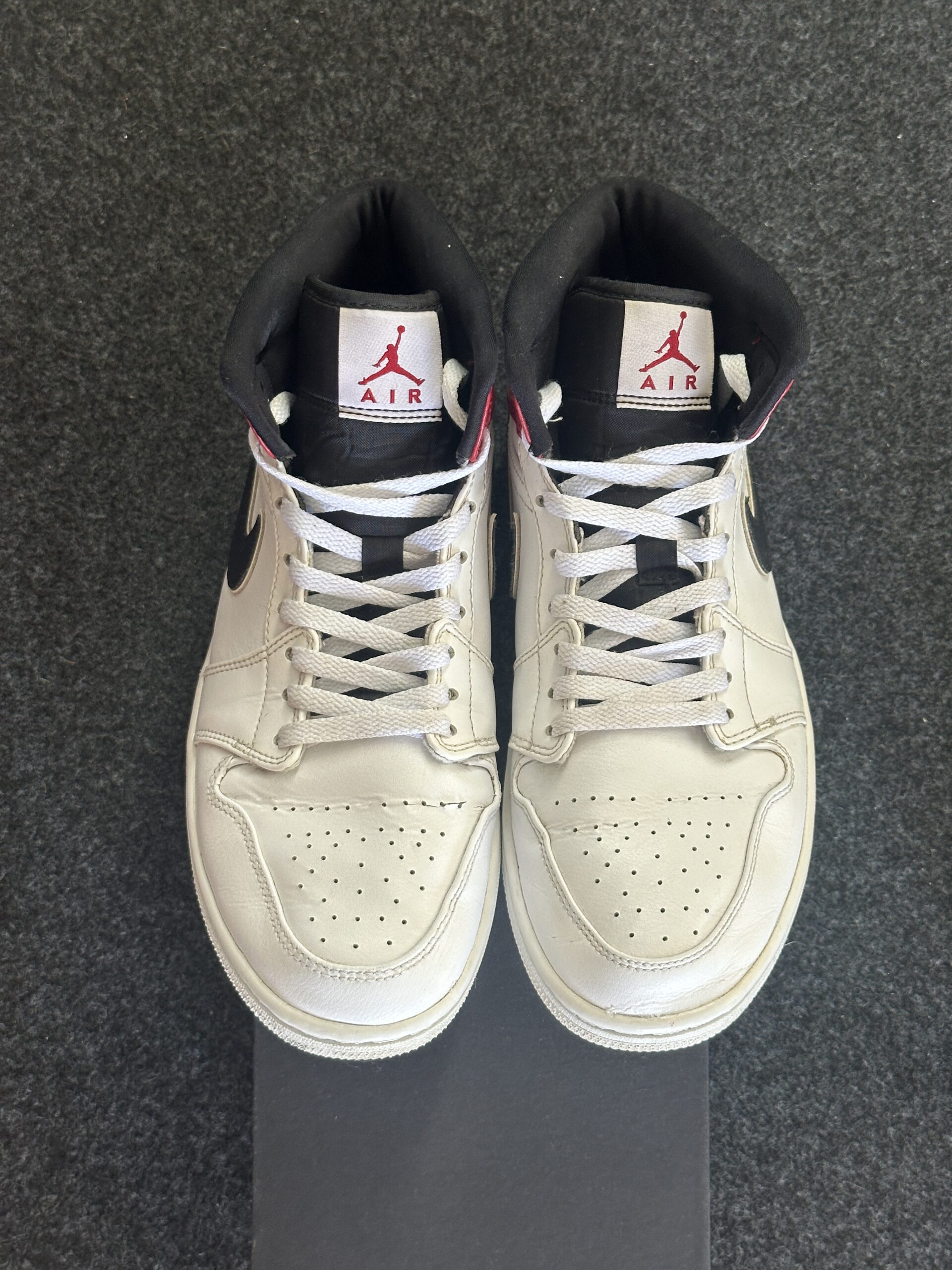 Air Jordan 1 Mid White Black Gym Red 554724-116 taglia EU 43 vista punta