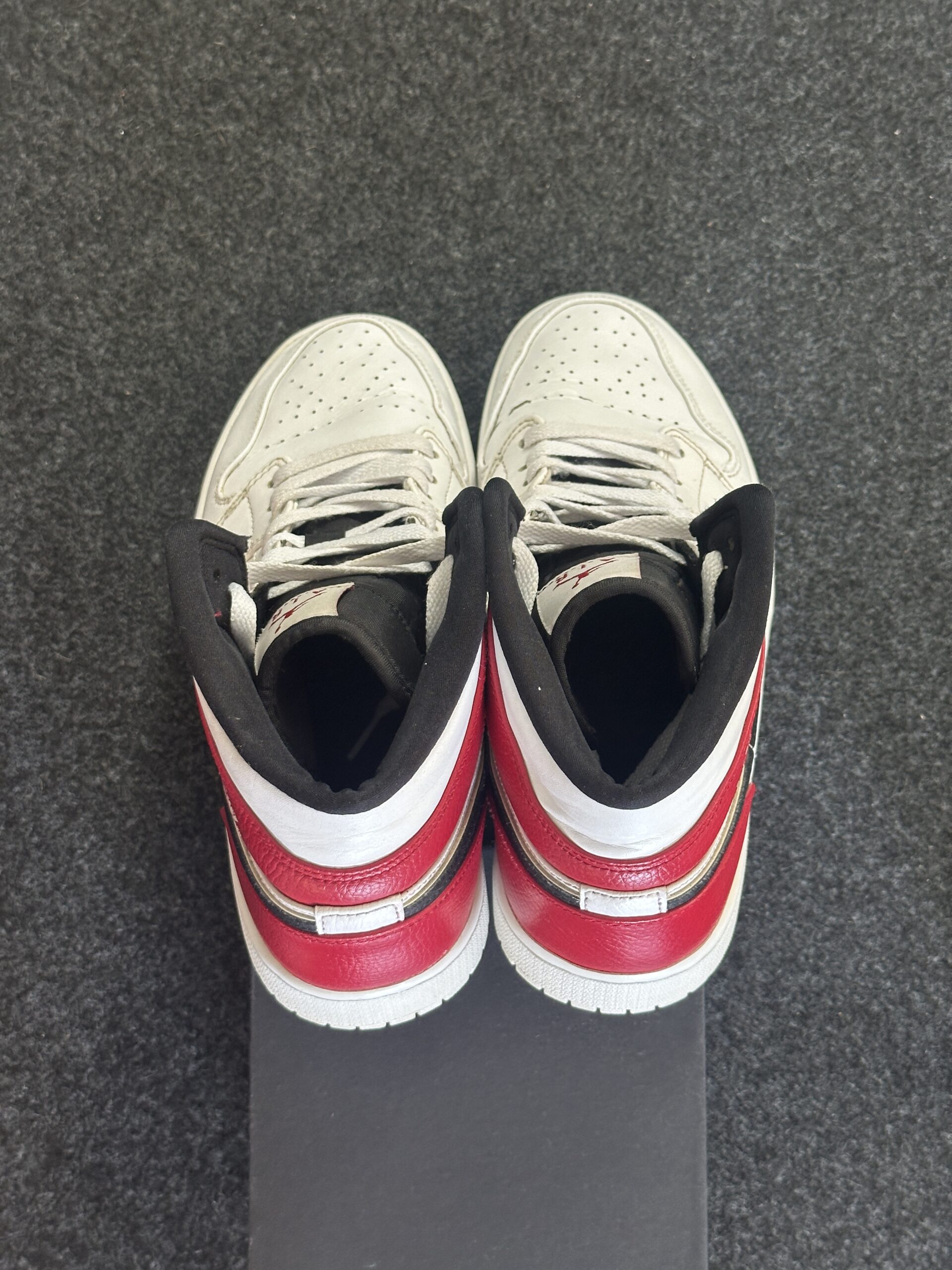 Air Jordan 1 Mid White Black Gym Red 554724-116 taglia EU 43 vista tallone