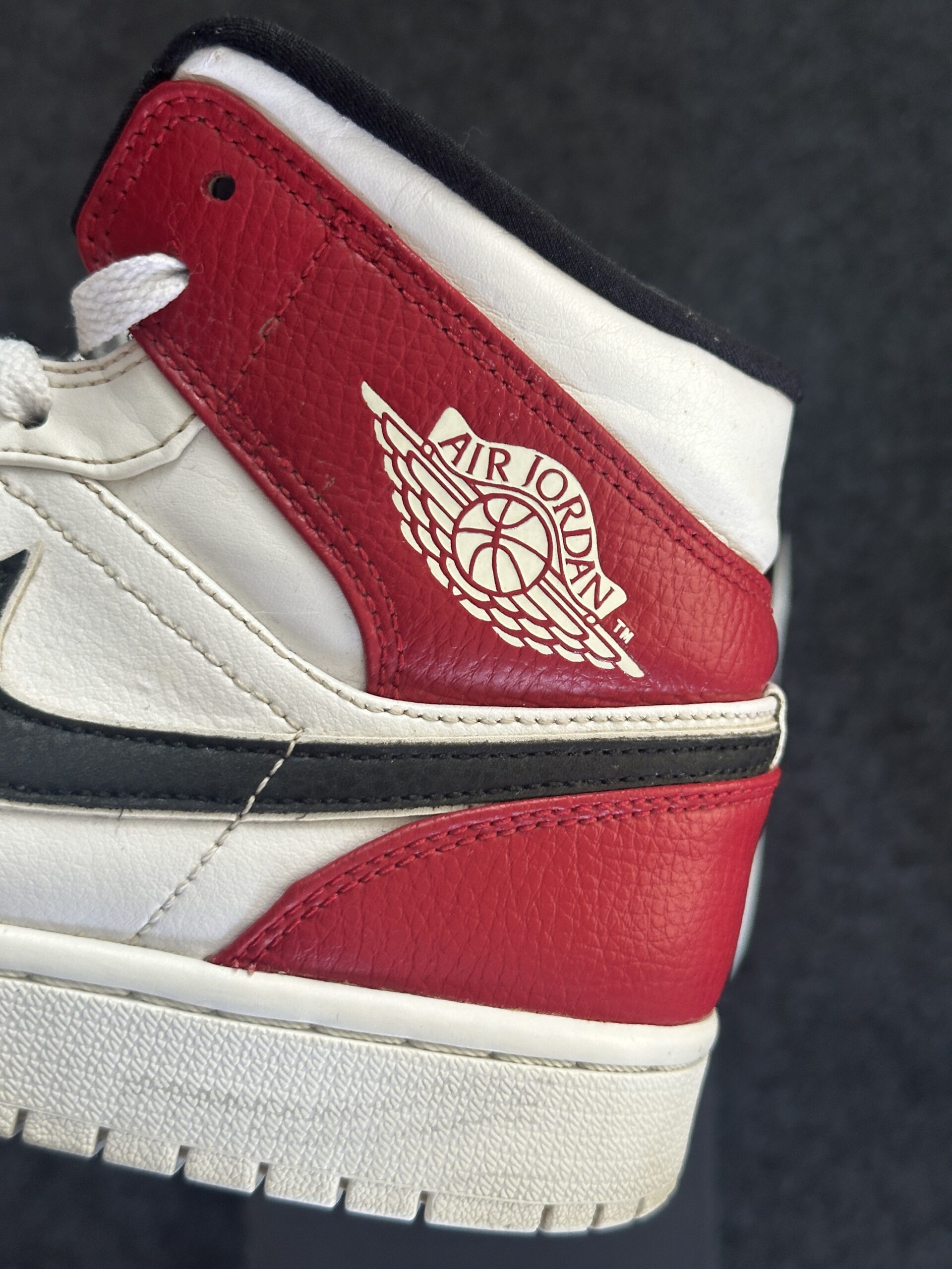 Air Jordan 1 Mid White Black Gym Red 554724-116 taglia EU 43 vista logo
