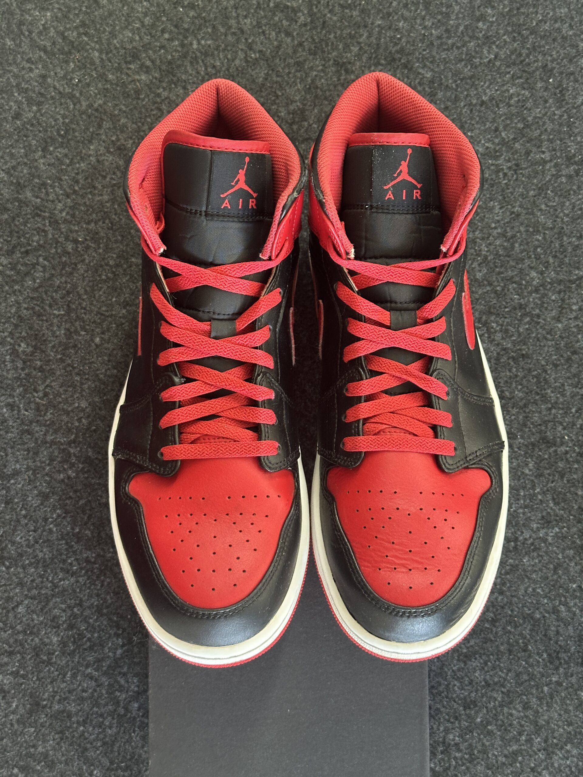 Air Jordan 1 Mid Alternate Bred DQ8426-060 taglia EU 46 vista punta
