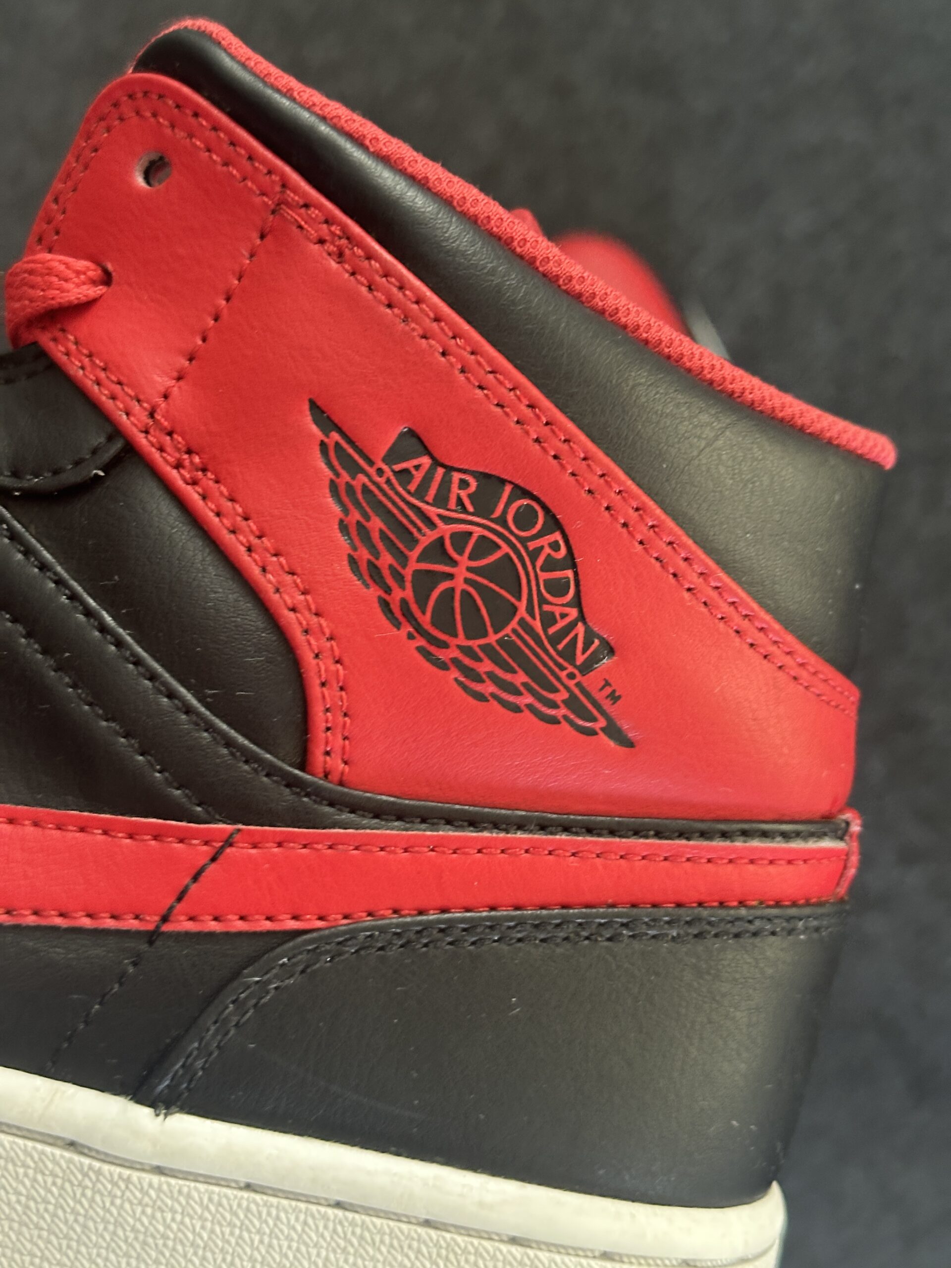 Air Jordan 1 Mid Alternate Bred DQ8426-060 taglia EU 46 vista logo