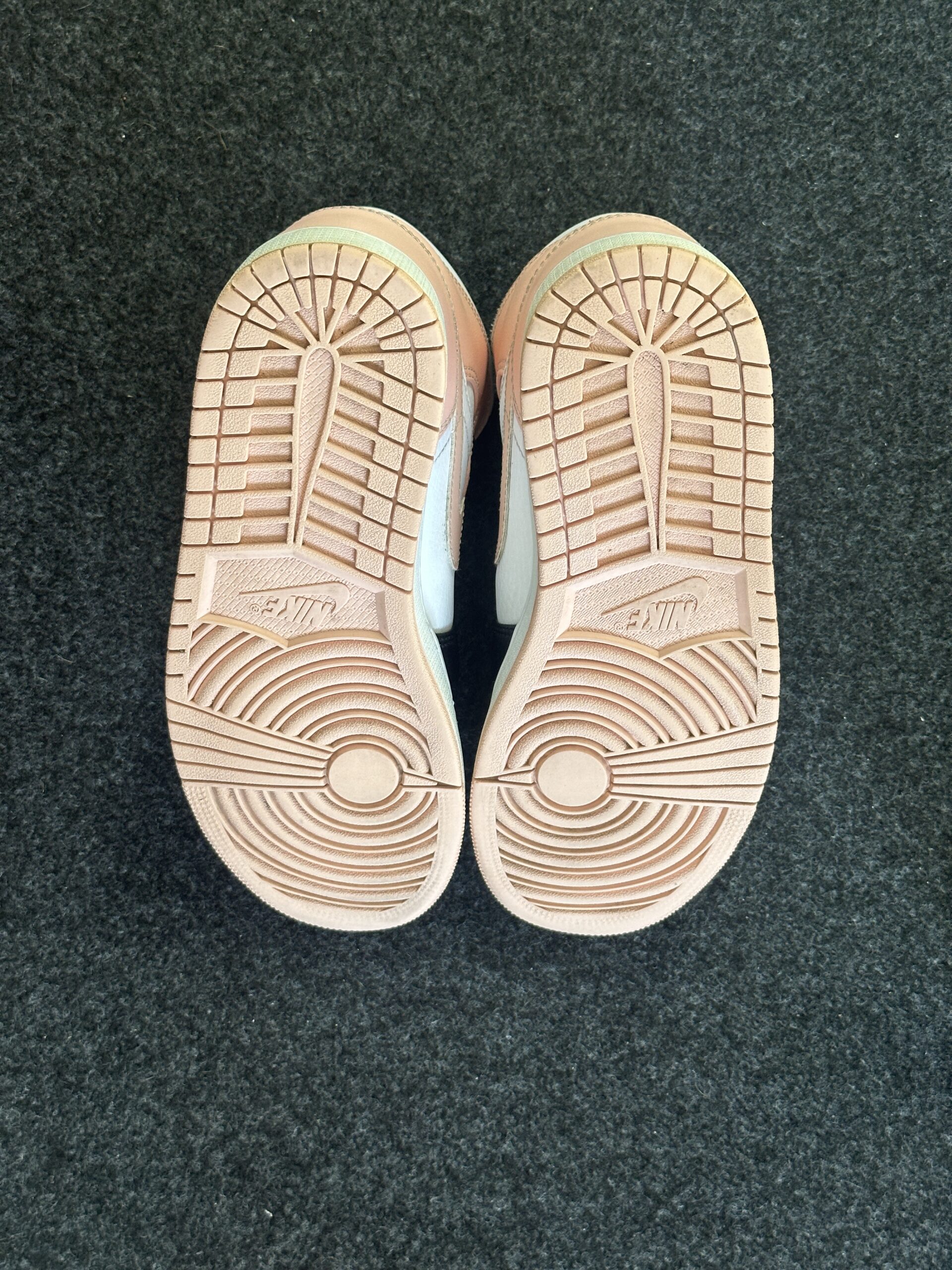 Air Jordan 1 Mid Crimson Tint 554724-133 taglia EU 41 vista suole