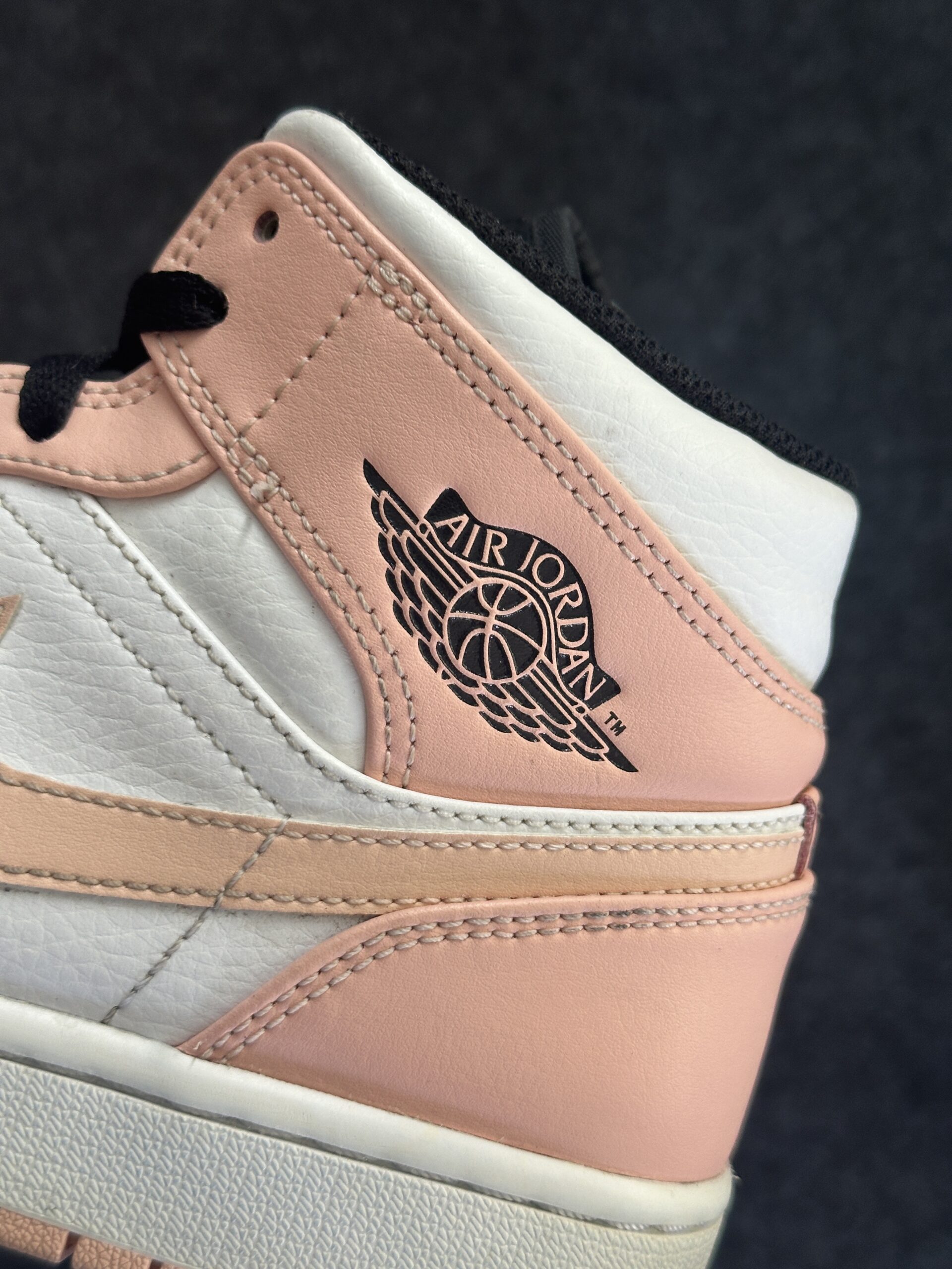 Air Jordan 1 Mid Crimson Tint 554724-133 taglia EU 41 vista logo
