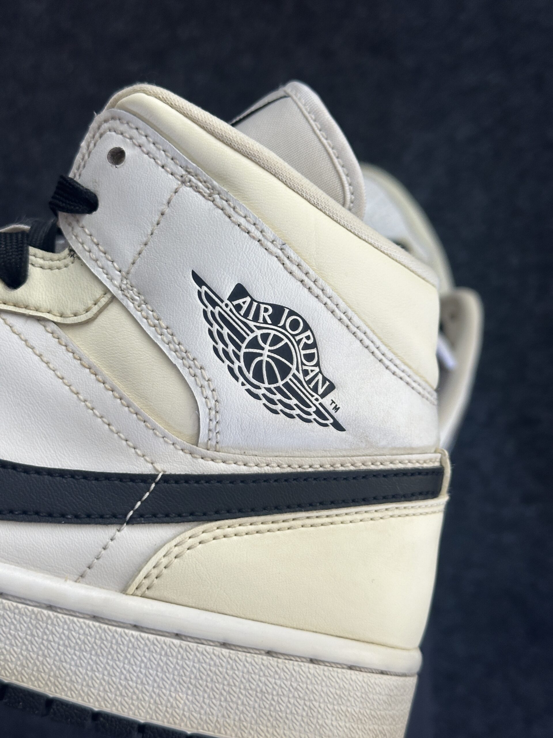 Air Jordan 1 Mid Coconut Milk BQ6472-121 taglia EU 41 vista logo