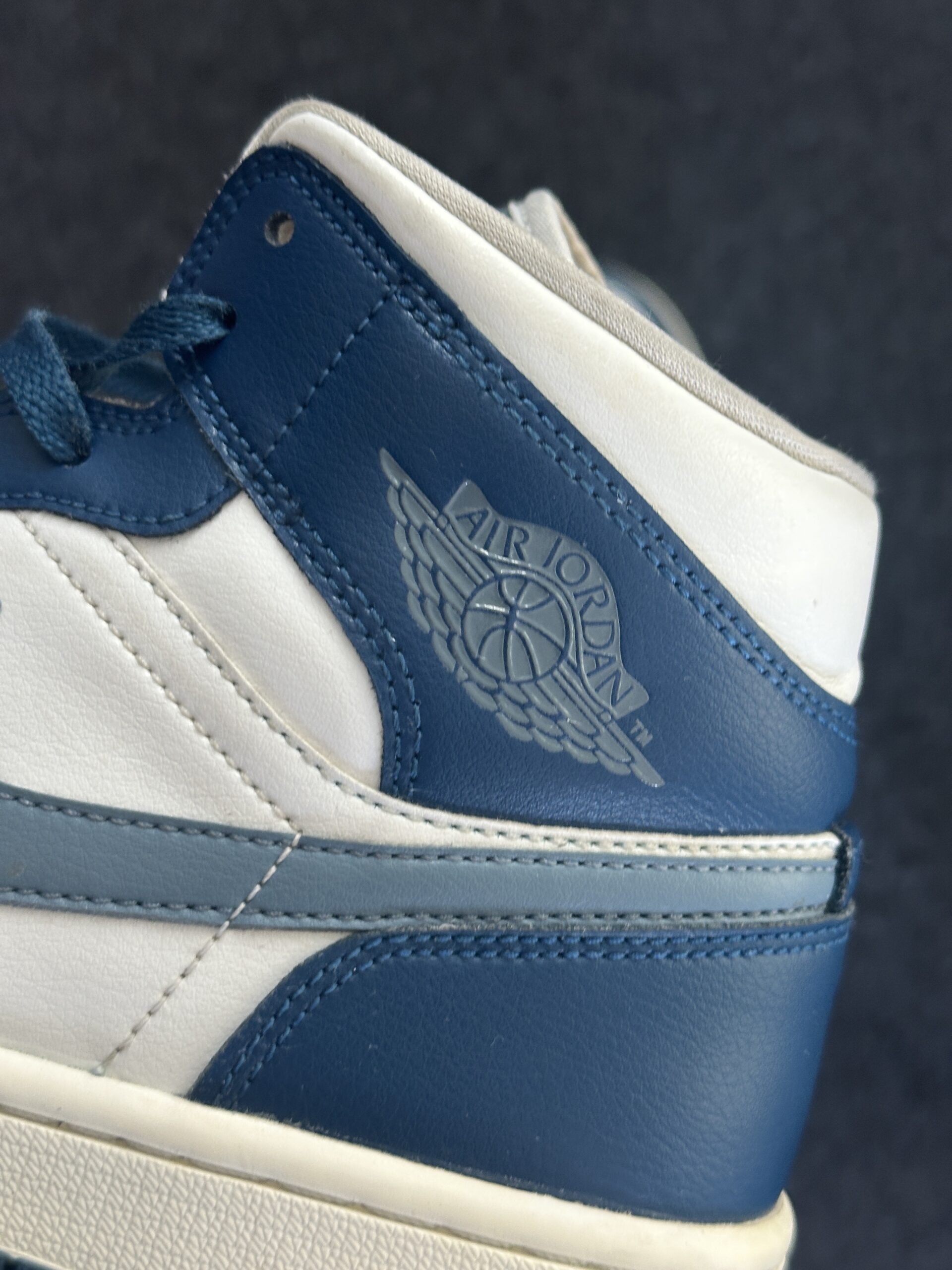 Air Jordan 1 Mid French Blue White BQ6472-414 taglia EU 41 vista logo