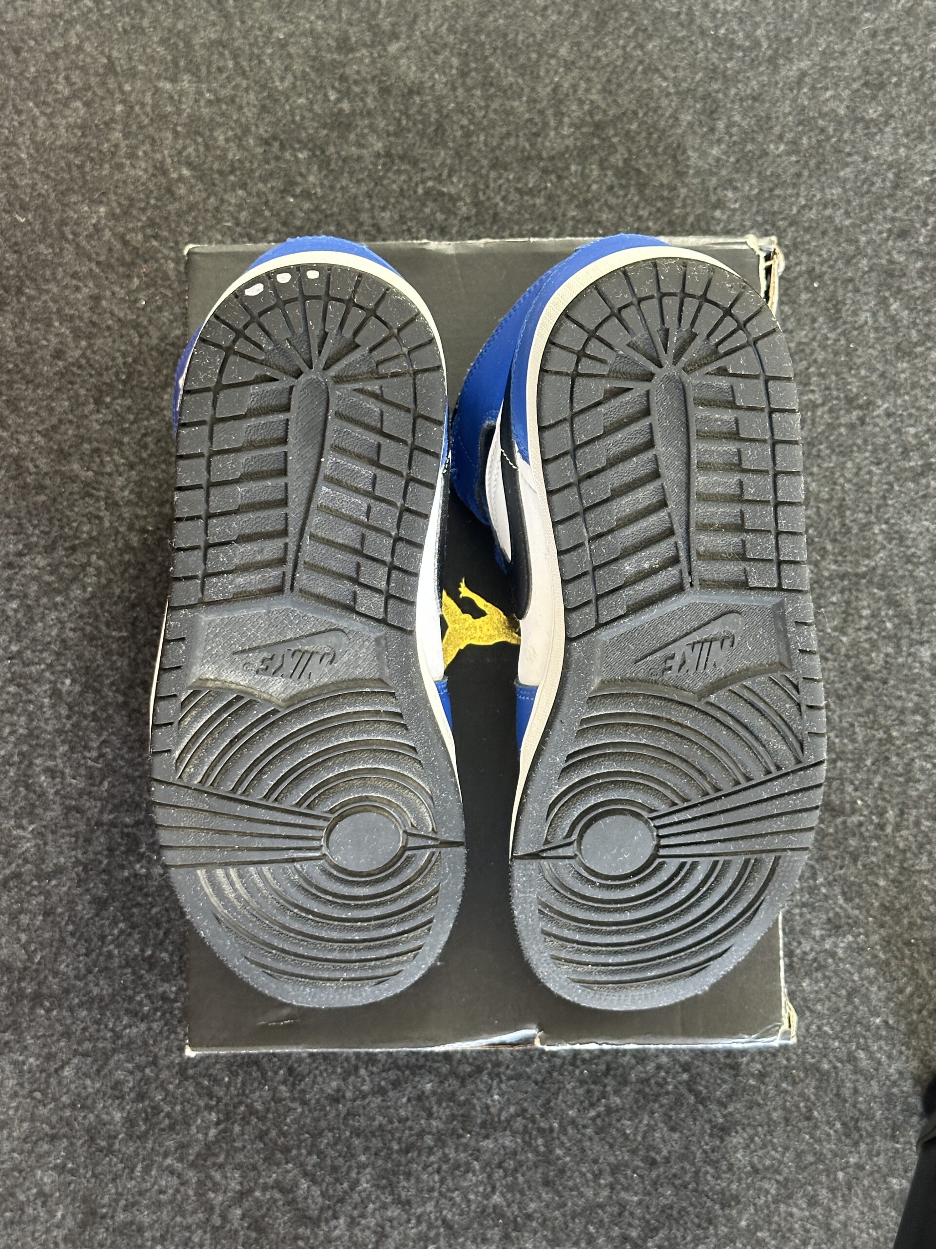 Air Jordan 1 Mid French Blue Fire Red DQ8426-402 taglia EU 42 vista suole box