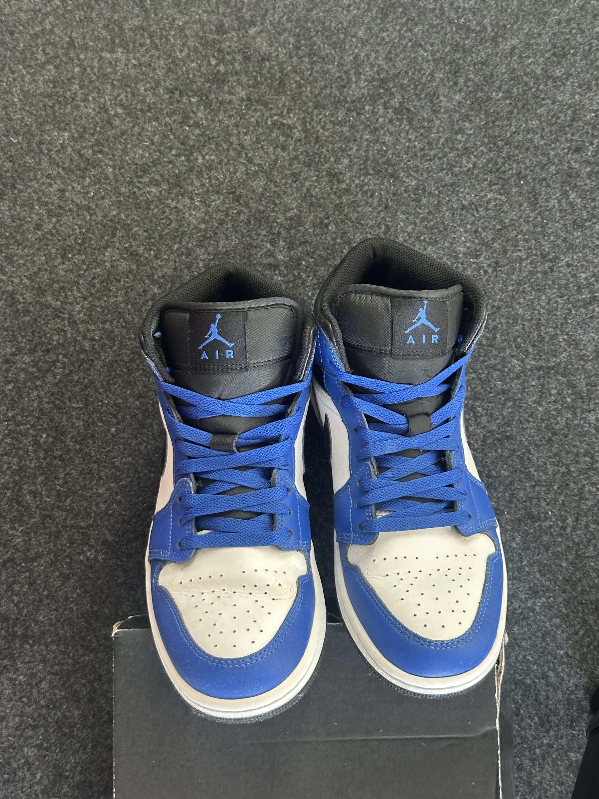 Air Jordan 1 Mid French Blue Fire Red DQ8426-402 taglia EU 42 vista punta box