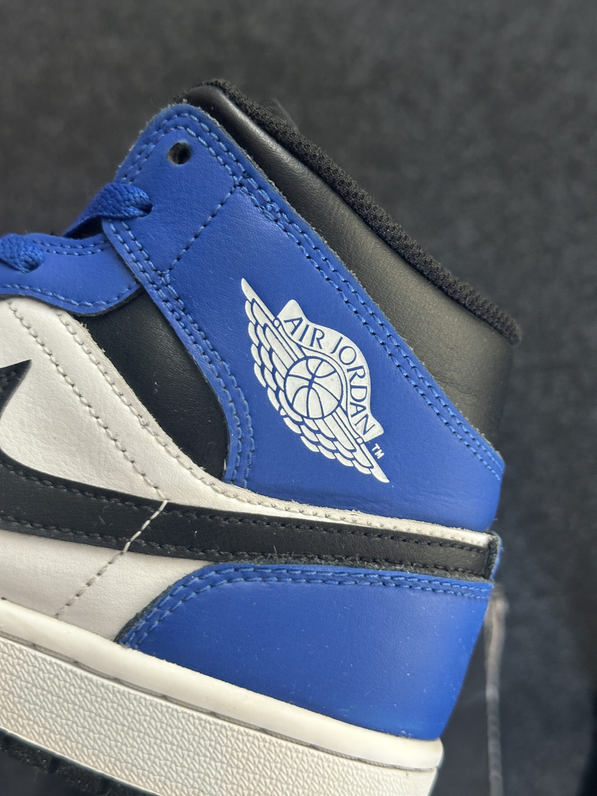Air Jordan 1 Mid French Blue Fire Red DQ8426-402 taglia EU 42 vista logo box