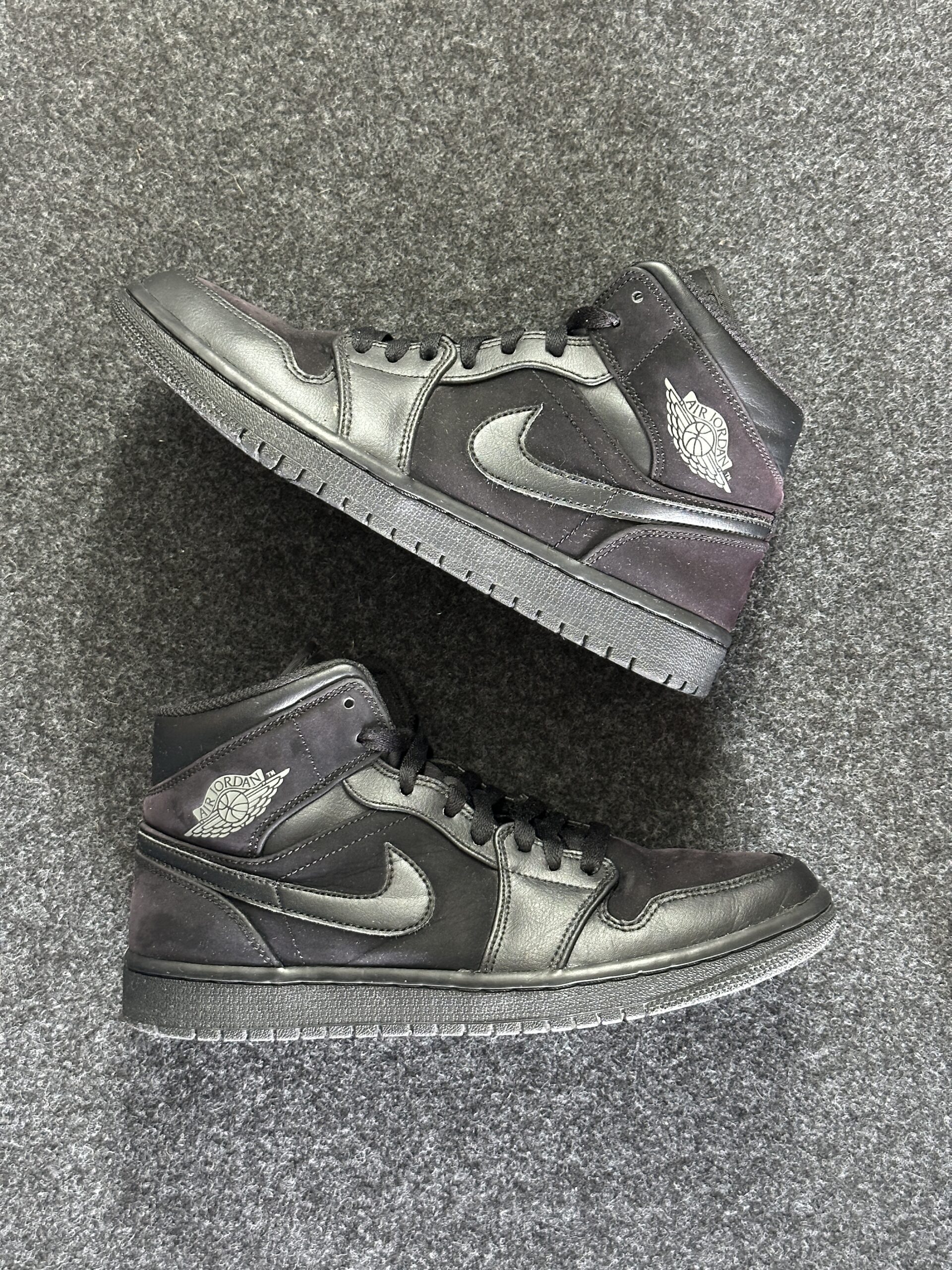 Air Jordan 1 Mid Triple Black 554724-050 taglia EU 40.5 vista principale