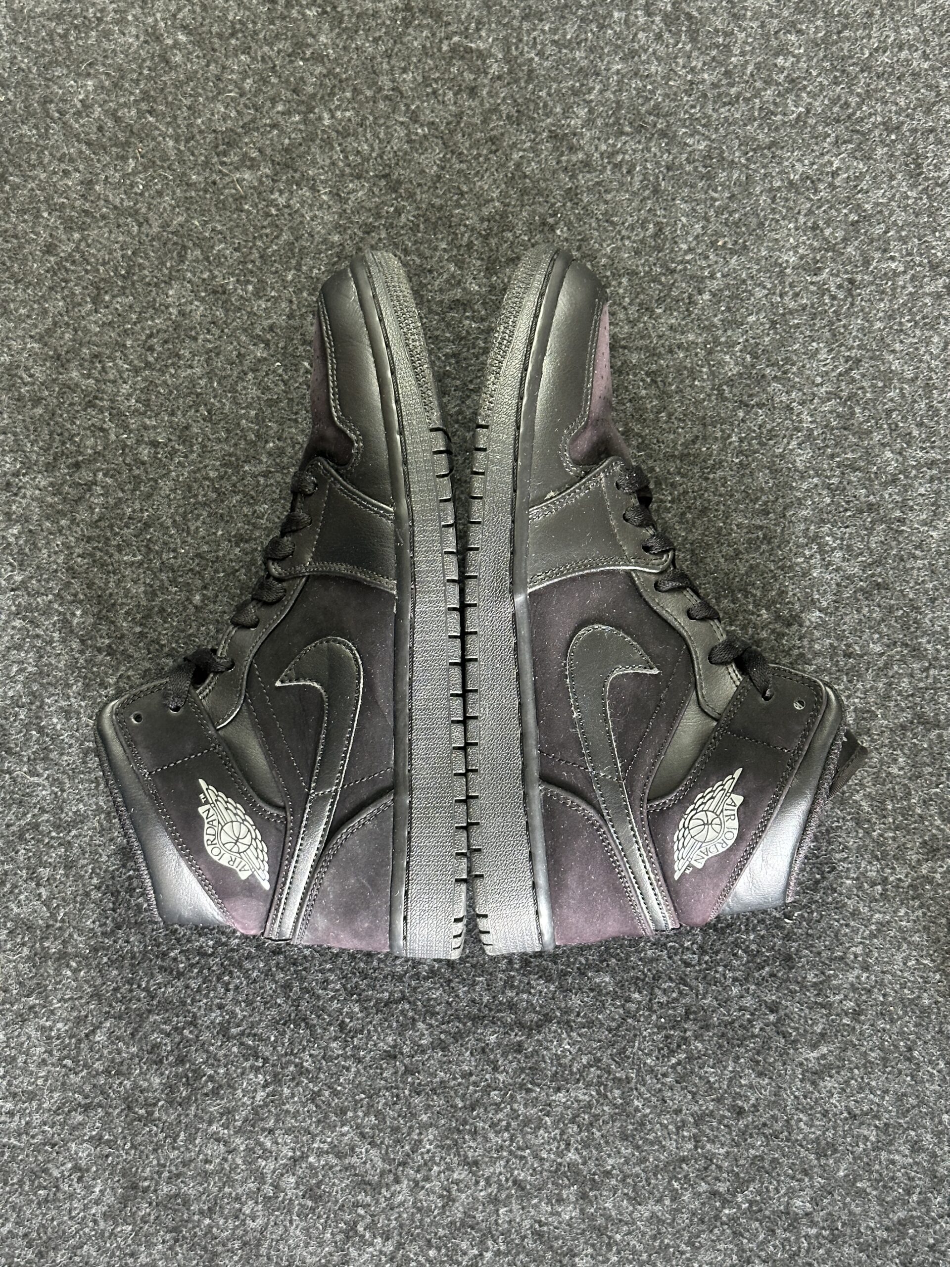 Air Jordan 1 Mid Triple Black 554724-050 taglia EU 40.5 vista esterna