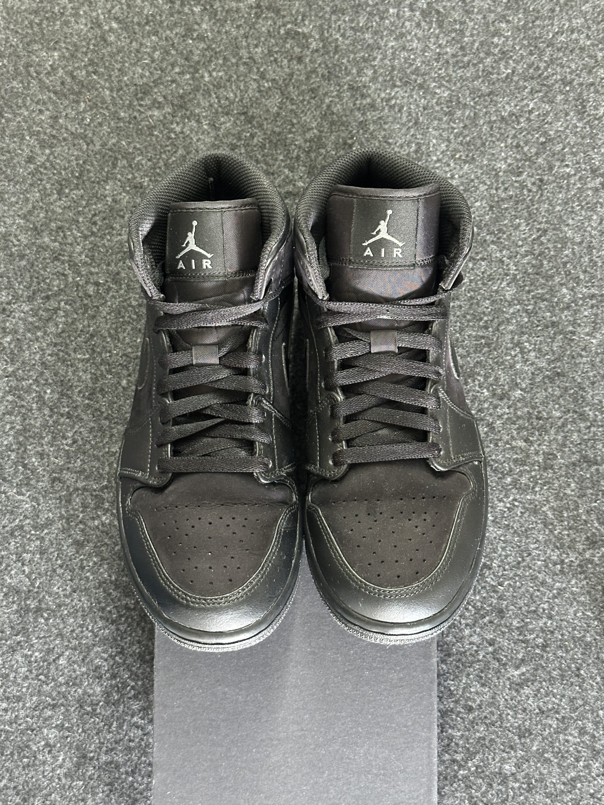Air Jordan 1 Mid Triple Black 554724-050 taglia EU 40.5 vista punta