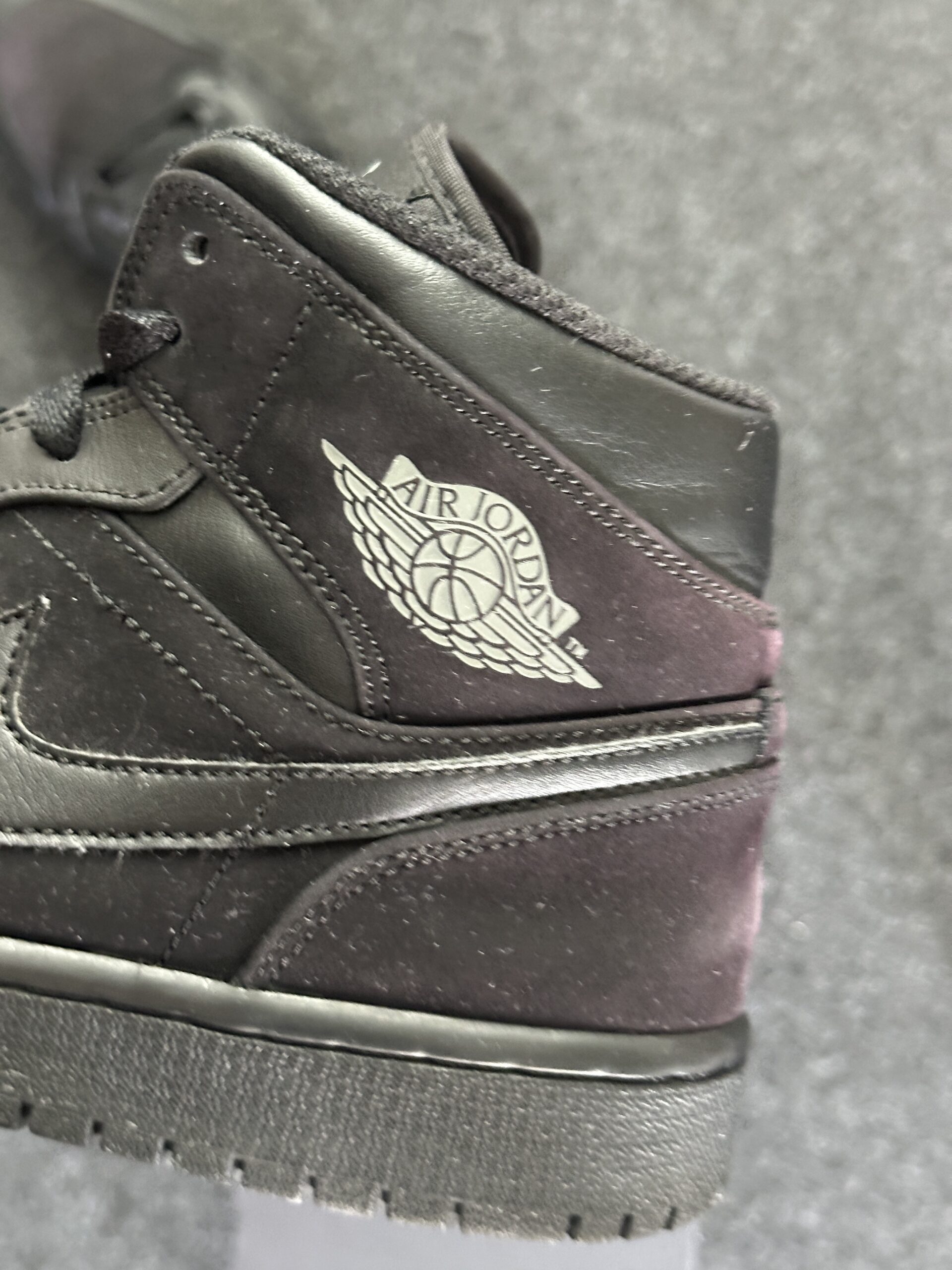Air Jordan 1 Mid Triple Black 554724-050 taglia EU 40.5 vista logo