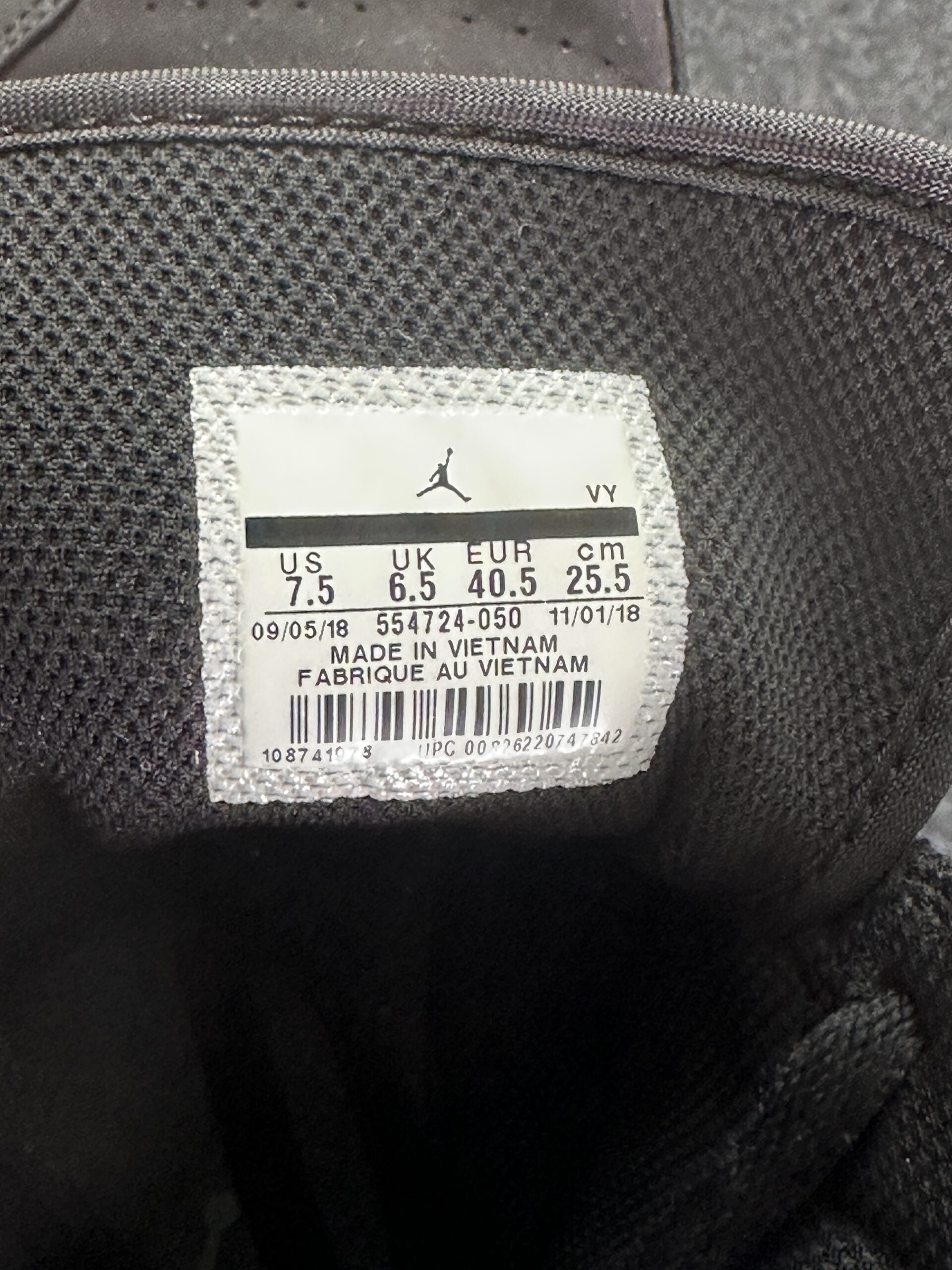 Air Jordan 1 Mid Triple Black 554724-050 taglia EU 40.5 vista label