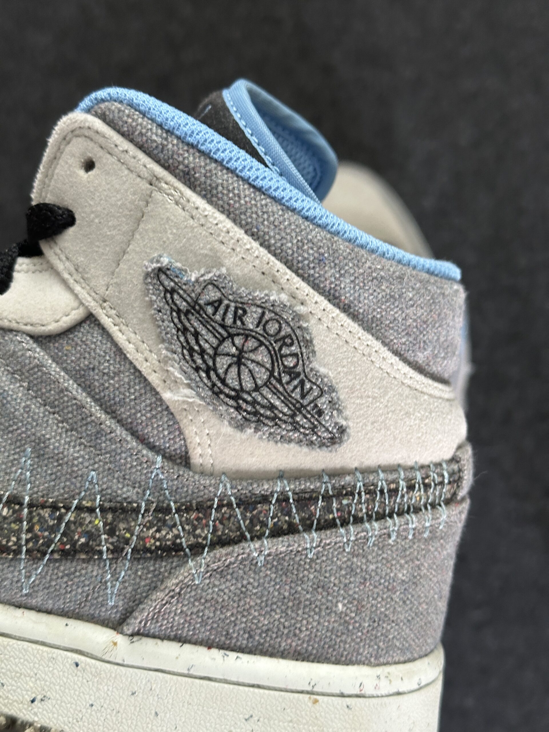 Air Jordan 1 Mid Crater Grey University Blue DM3529-004 taglia EU 42.5 vista logo