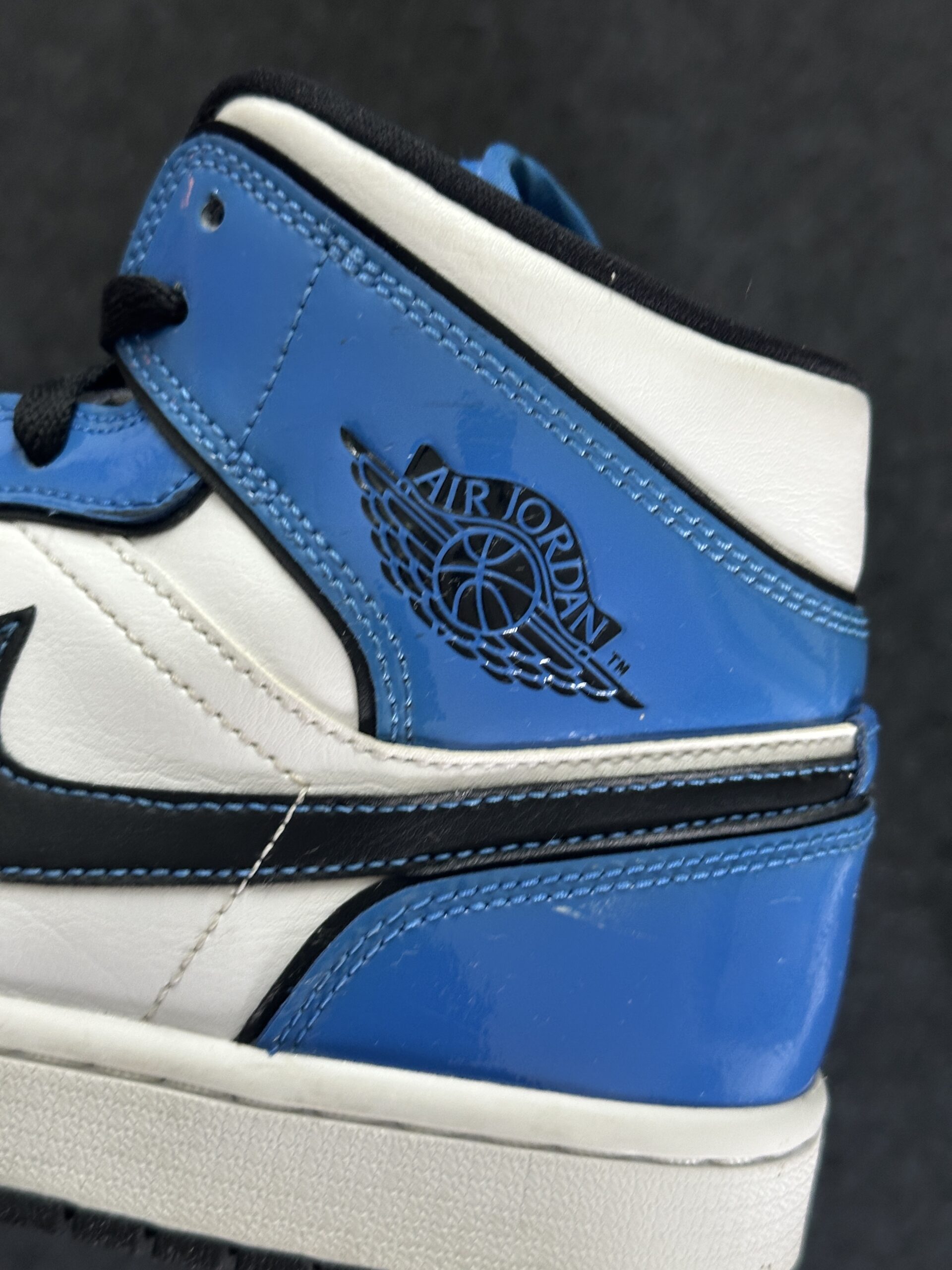Air Jordan 1 Mid SE Signal Blue DD6834-402 taglia EU 41 vista logo