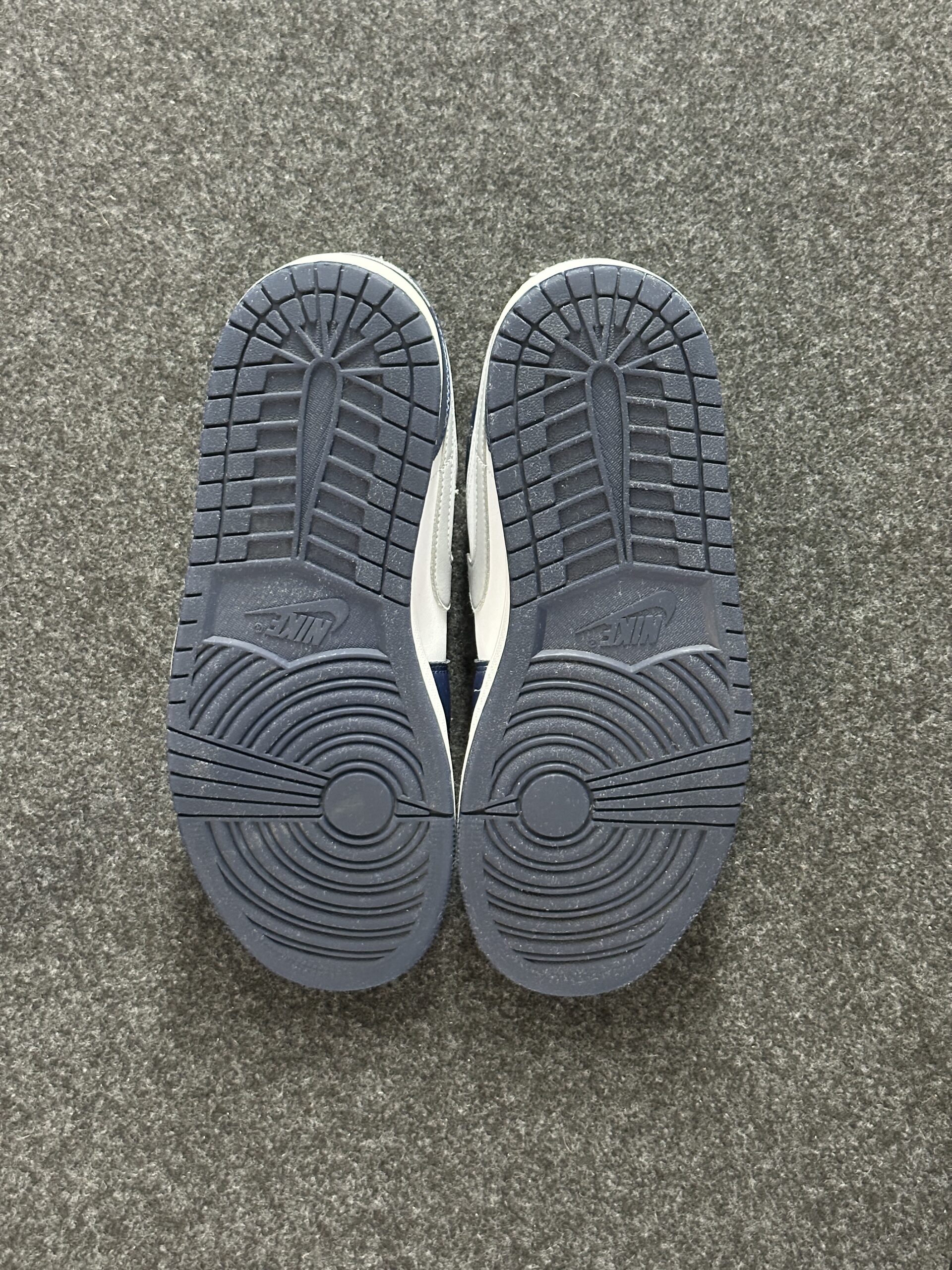Air Jordan 1 Low Midnight Navy 553558-141 taglia EU 42.5 vista suole