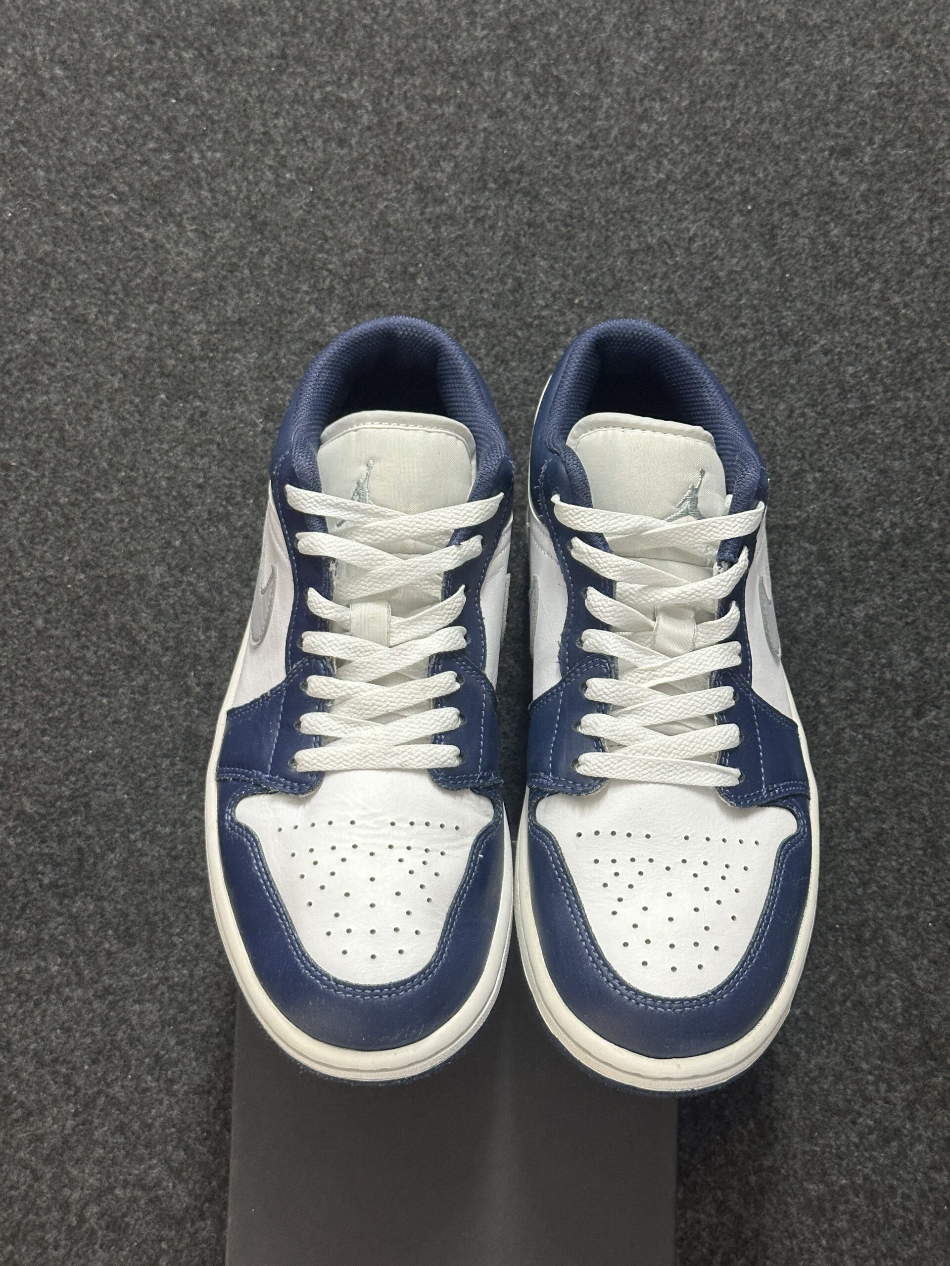 Air Jordan 1 Low Midnight Navy 553558-141 taglia EU 42.5 vista punta