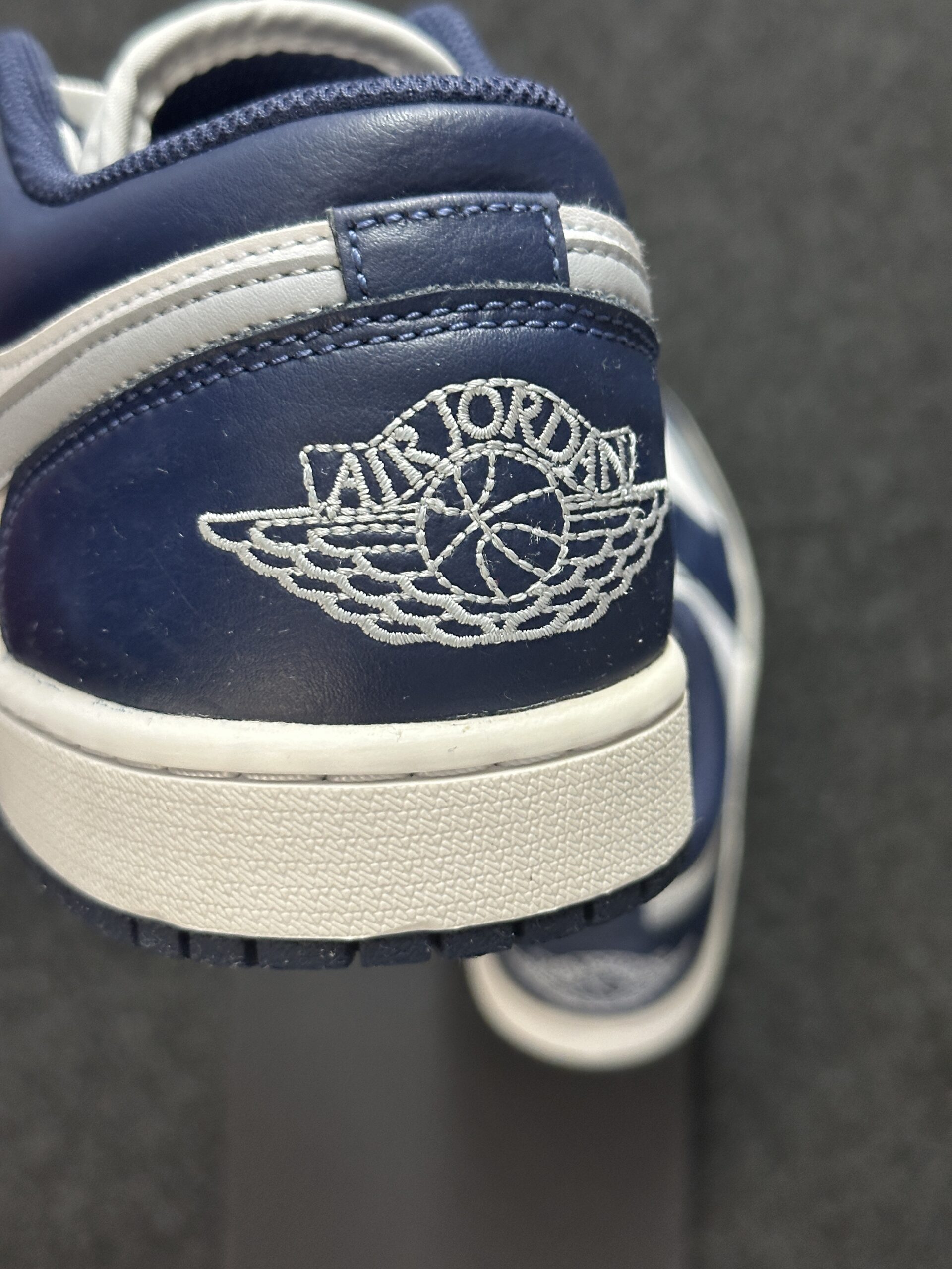 Air Jordan 1 Low Midnight Navy 553558-141 taglia EU 42.5 vista logo