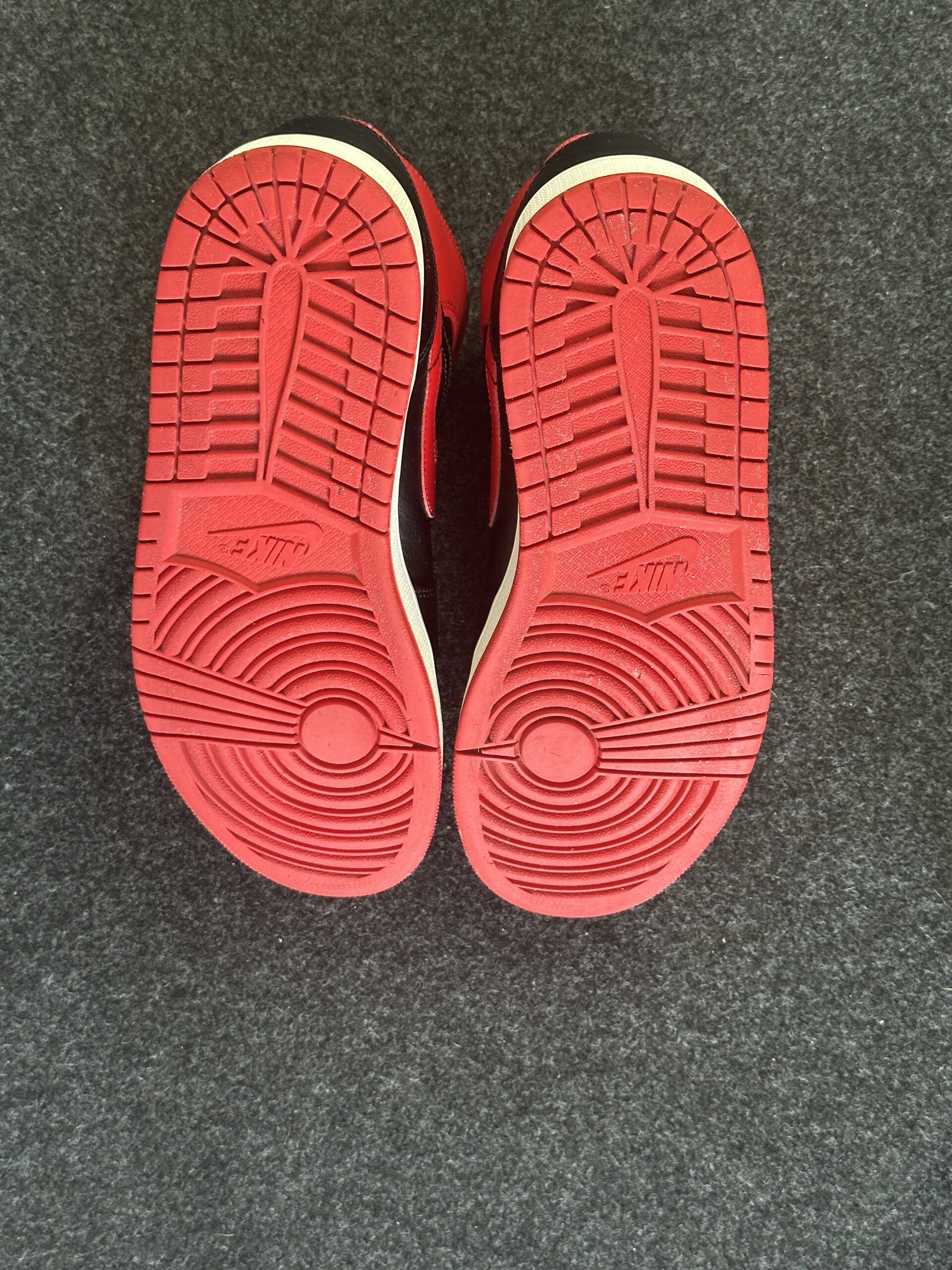 Air Jordan 1 Mid Alternate Bred DQ8426-060 taglia EU 44 vista suole