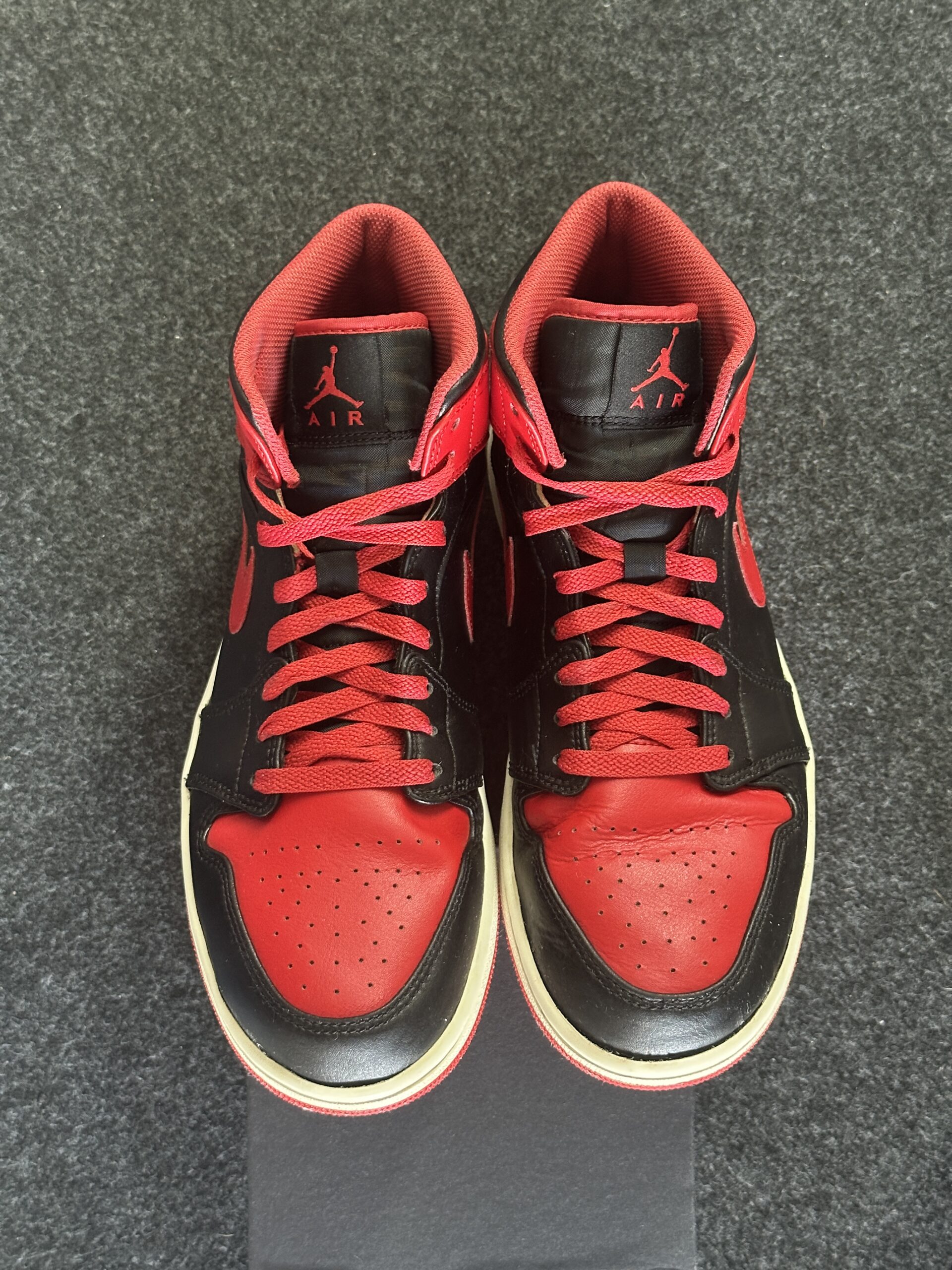 Air Jordan 1 Mid Alternate Bred DQ8426-060 taglia EU 44 vista punta