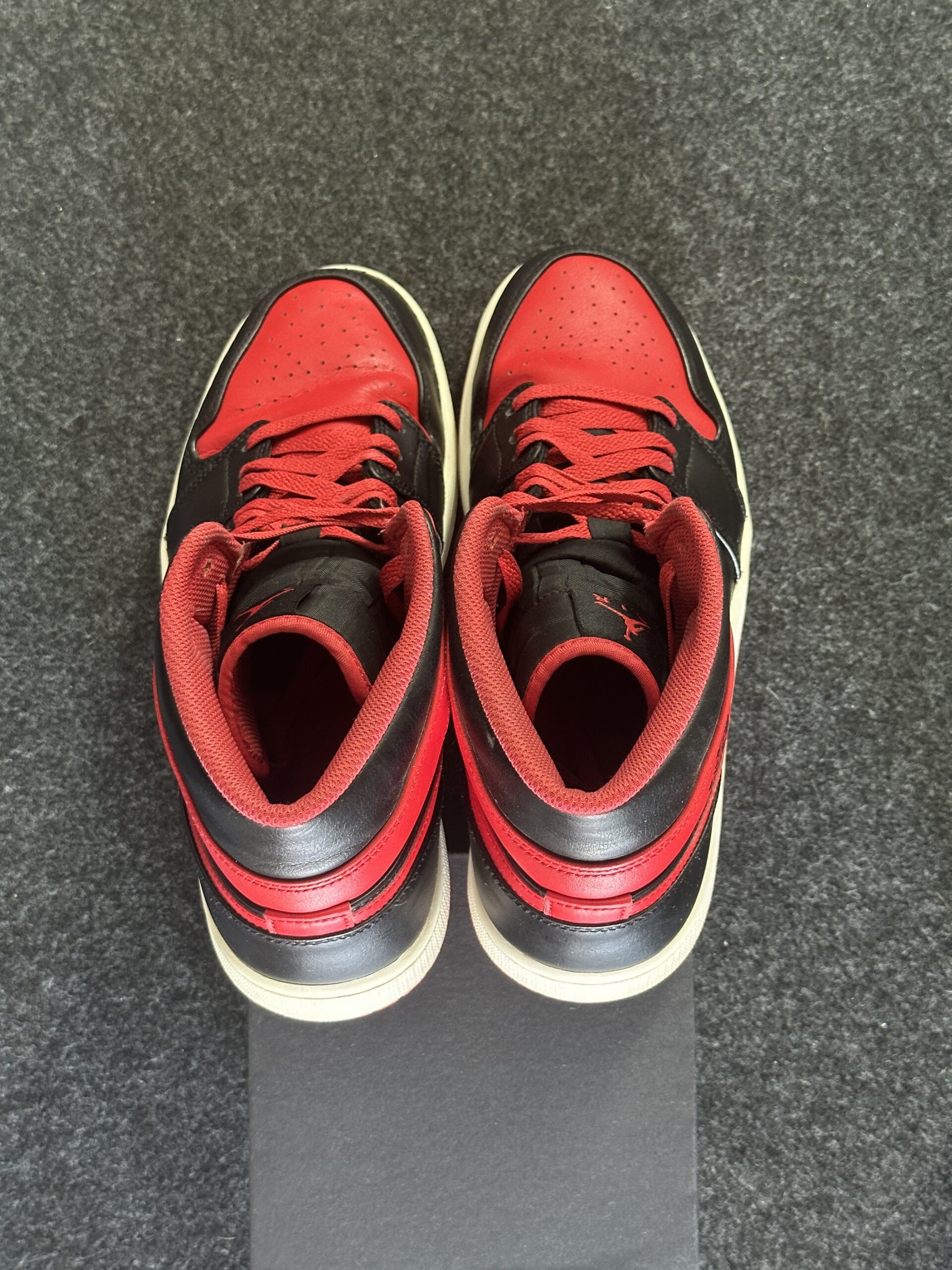 Air Jordan 1 Mid Alternate Bred DQ8426-060 taglia EU 44 vista tallone