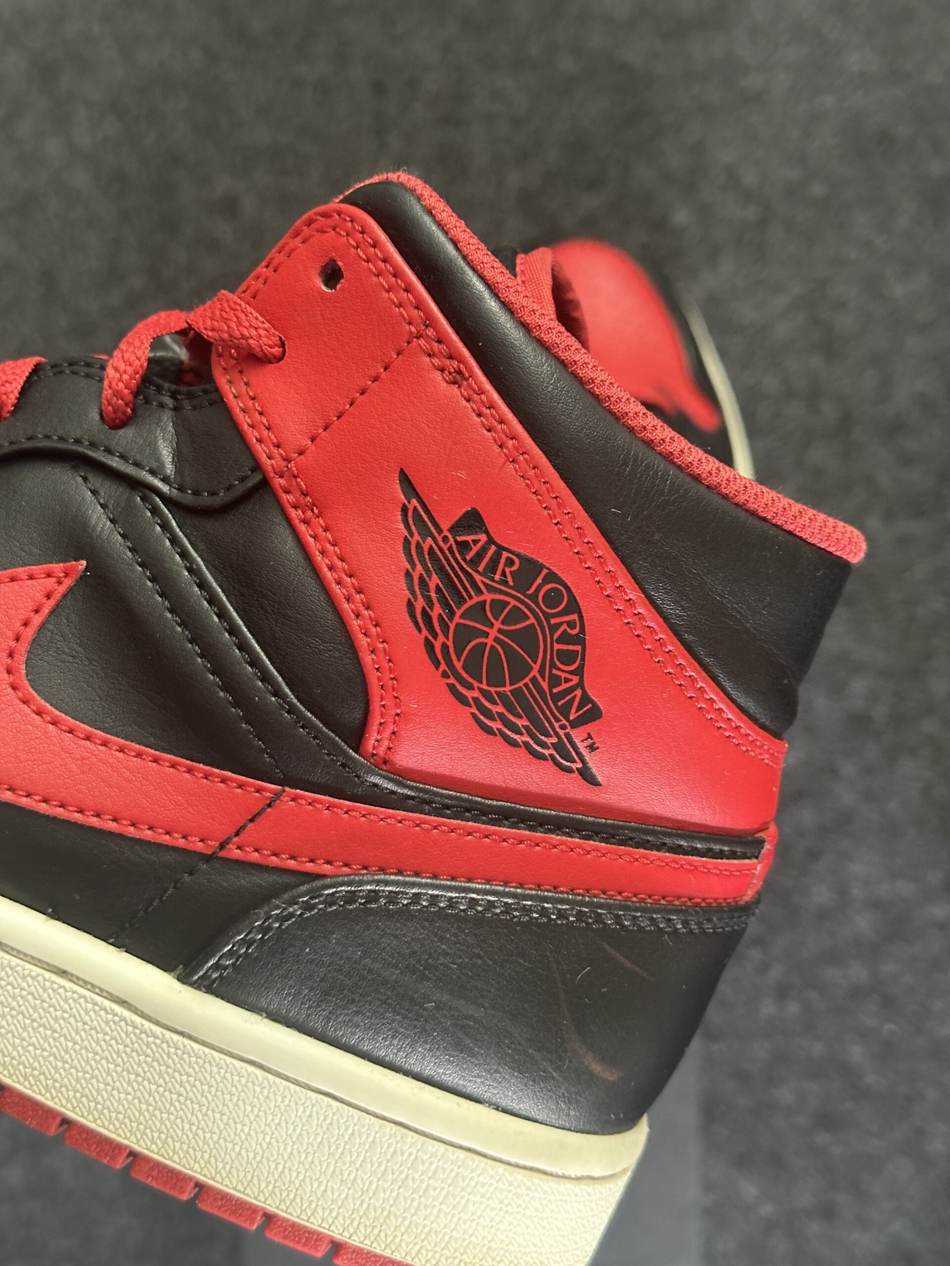 Air Jordan 1 Mid Alternate Bred DQ8426-060 taglia EU 44 vista logo