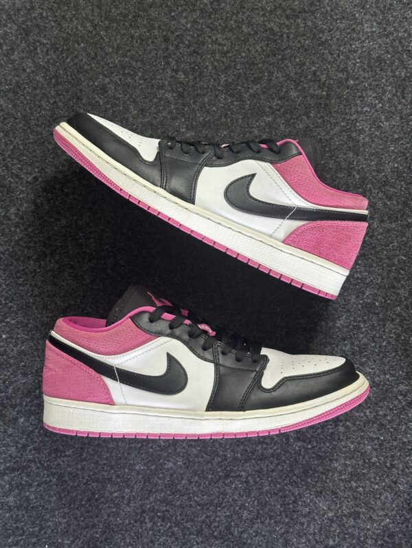 Air Jordan 1 Low Black Active Fuchsia CK3022-005 taglia EU 42.5 vista principale