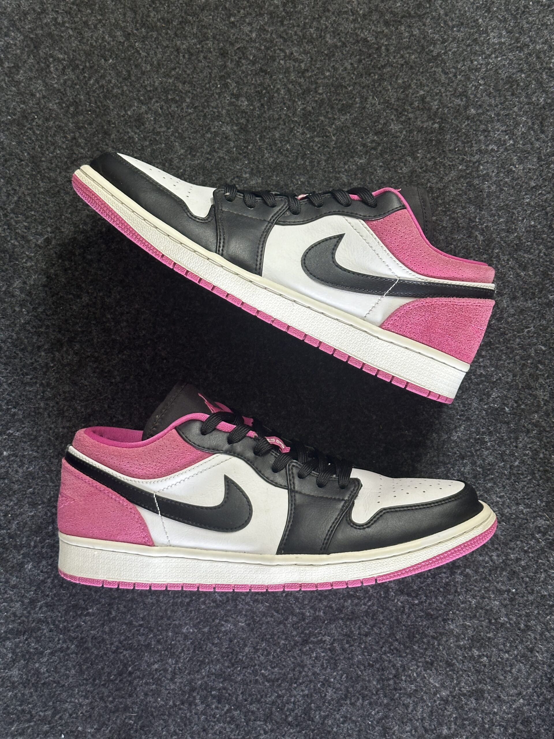 Air Jordan 1 Low Black Active Fuchsia CK3022-005 taglia EU 42.5 vista principale
