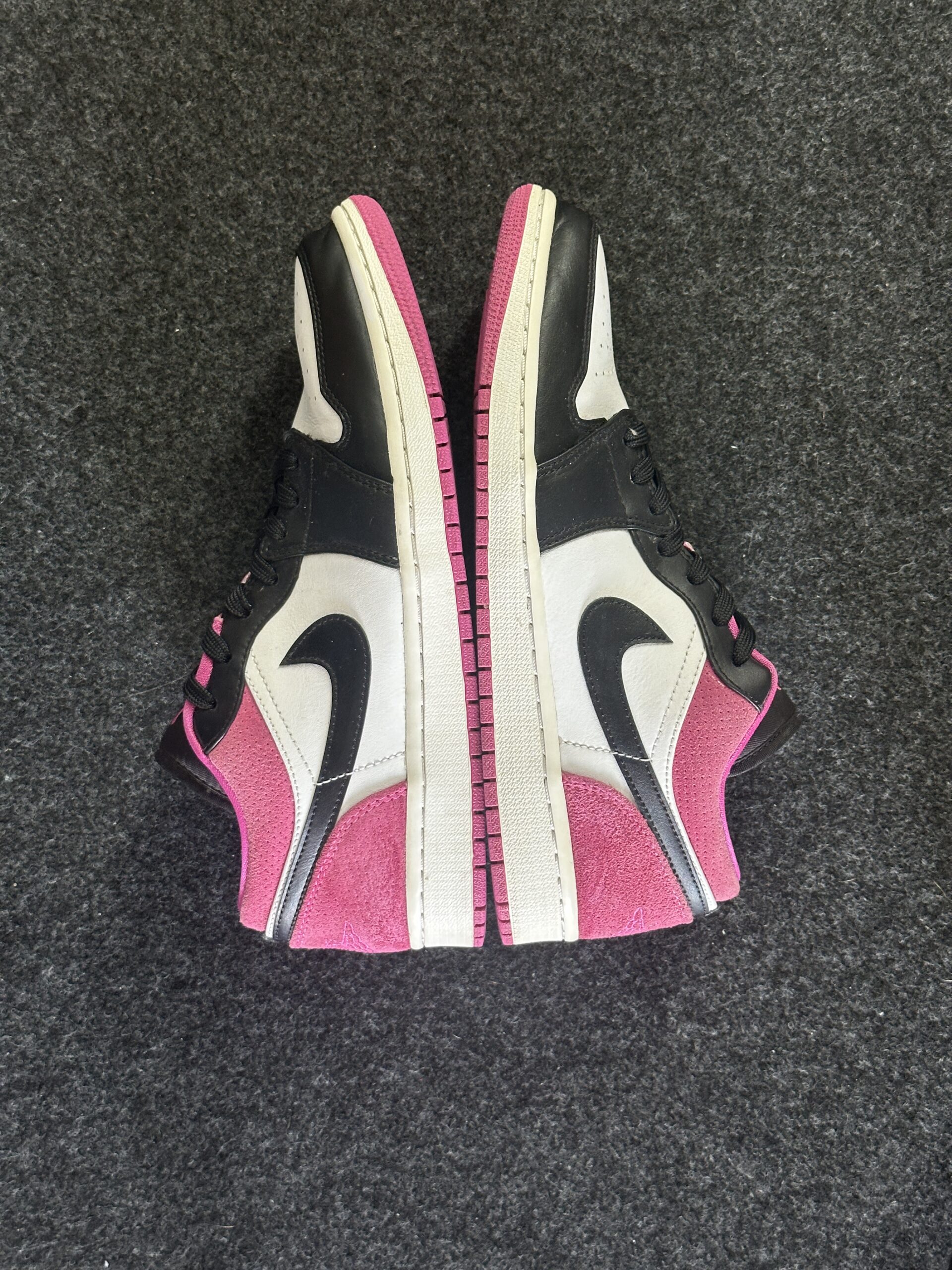 Air Jordan 1 Low Black Active Fuchsia CK3022-005 taglia EU 42.5 vista esterna