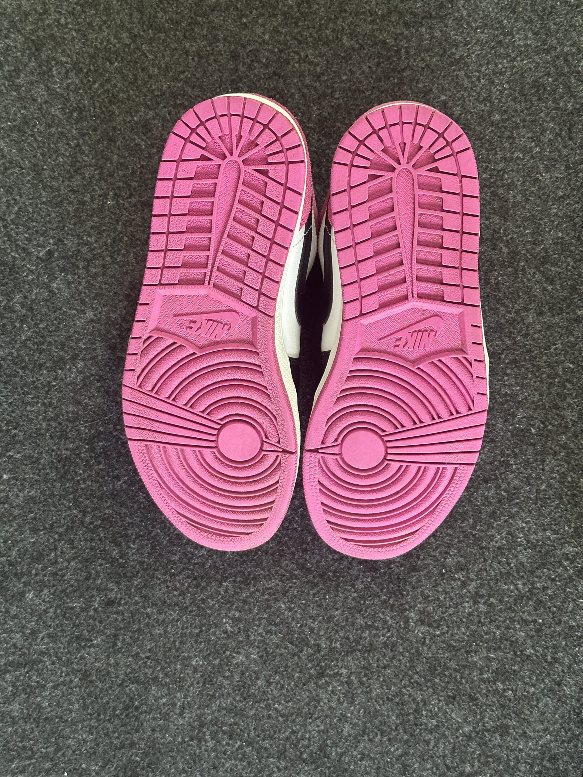 Air Jordan 1 Low Black Active Fuchsia CK3022-005 taglia EU 42.5 vista suole