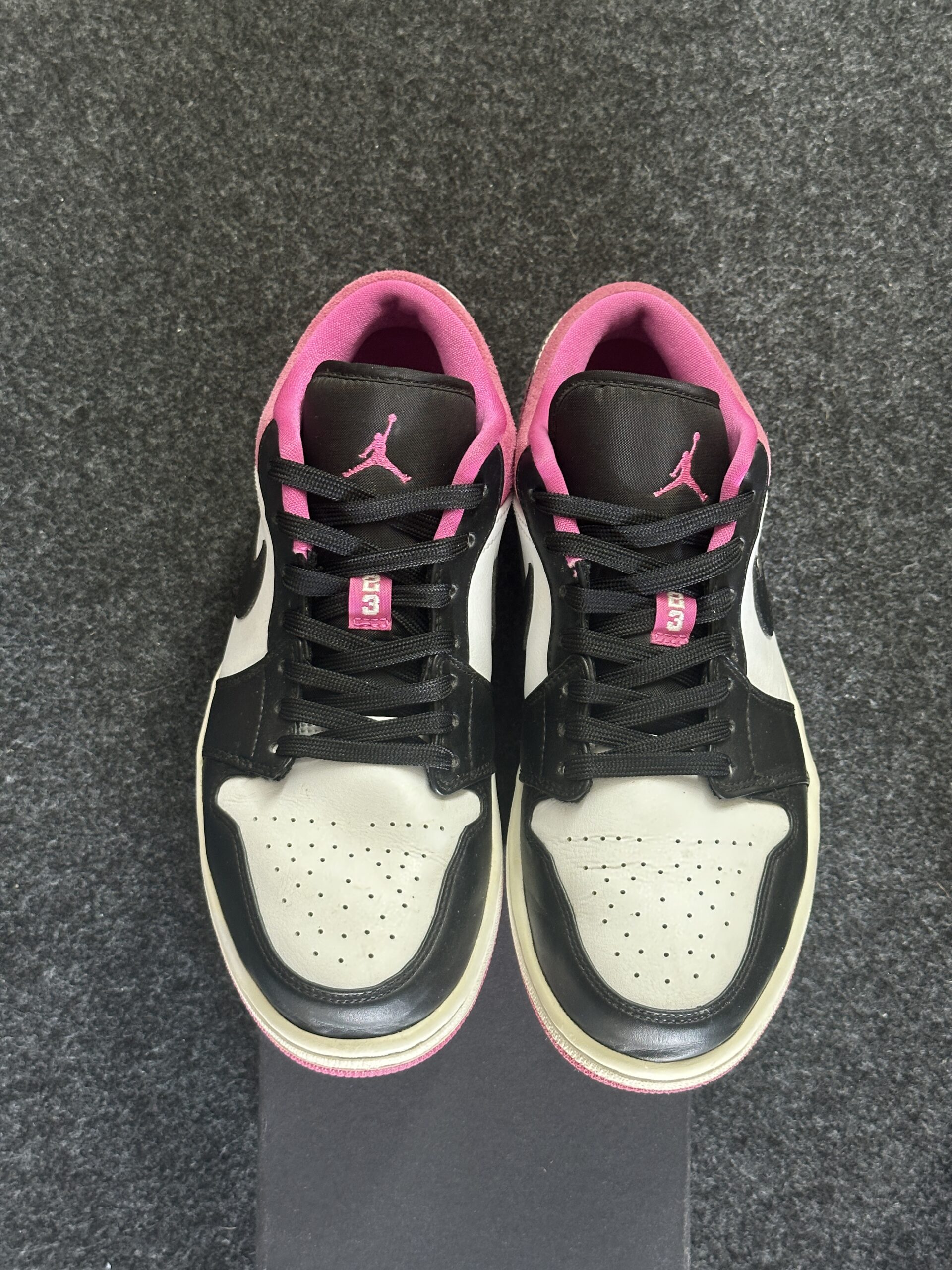Air Jordan 1 Low Black Active Fuchsia CK3022-005 taglia EU 42.5 vista punta