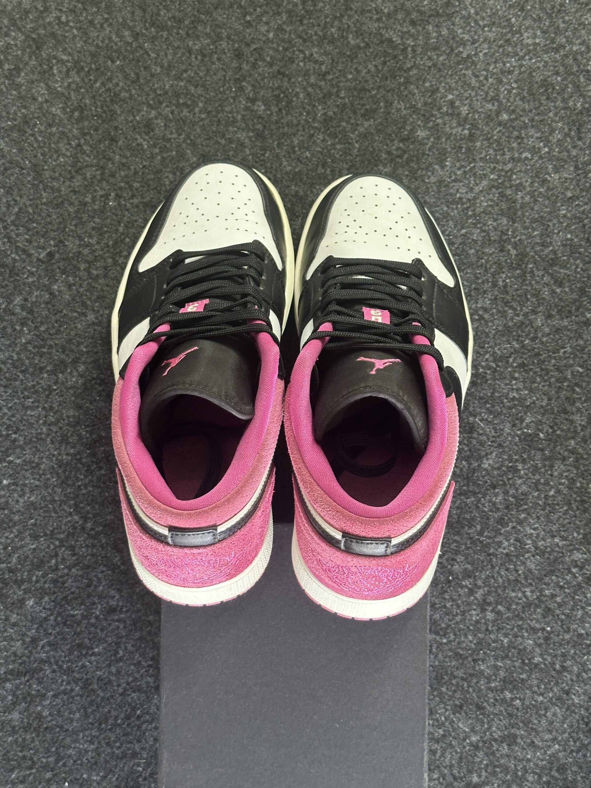 Air Jordan 1 Low Black Active Fuchsia CK3022-005 taglia EU 42.5 vista tallone
