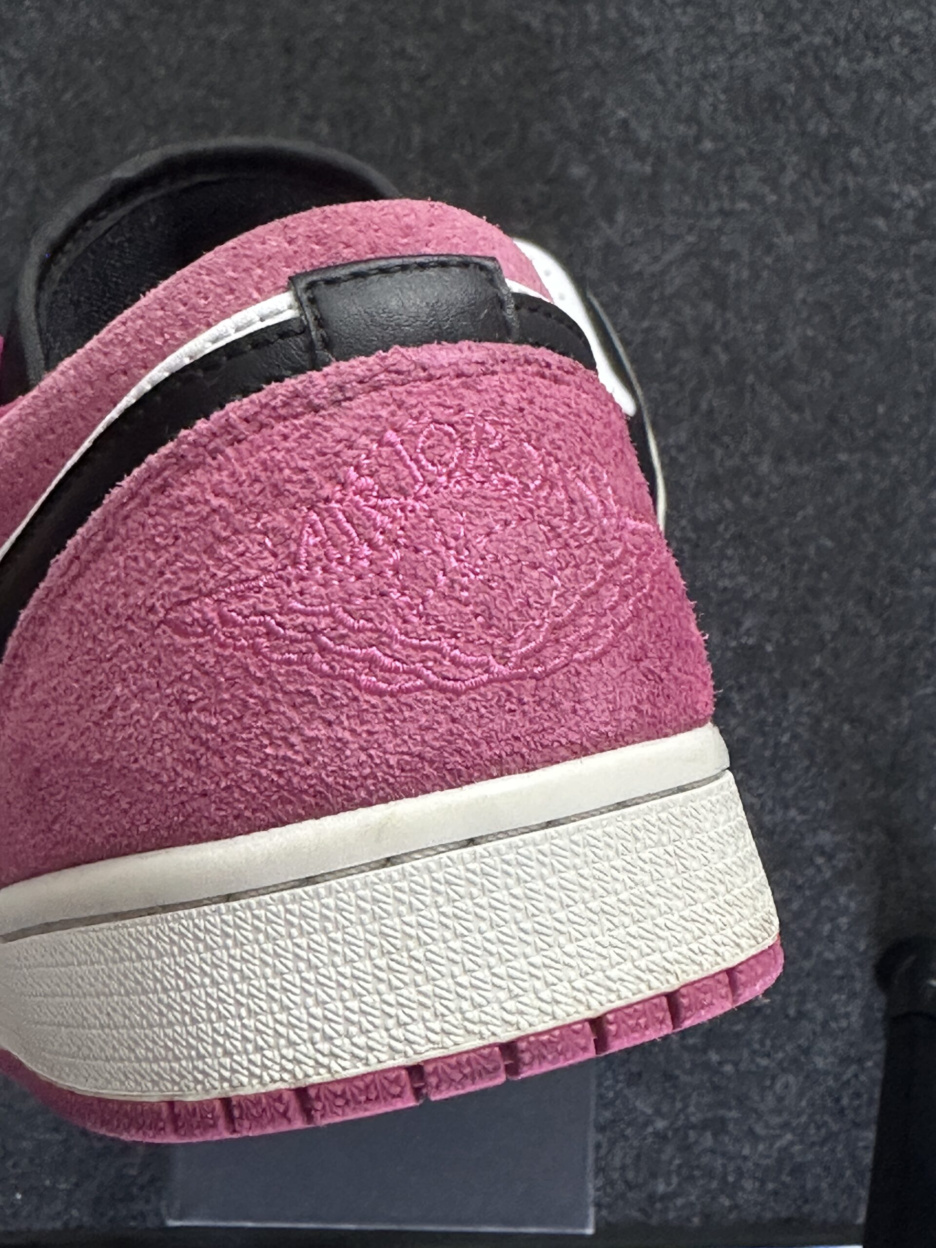 Air Jordan 1 Low Black Active Fuchsia CK3022-005 taglia EU 42.5 vista logo