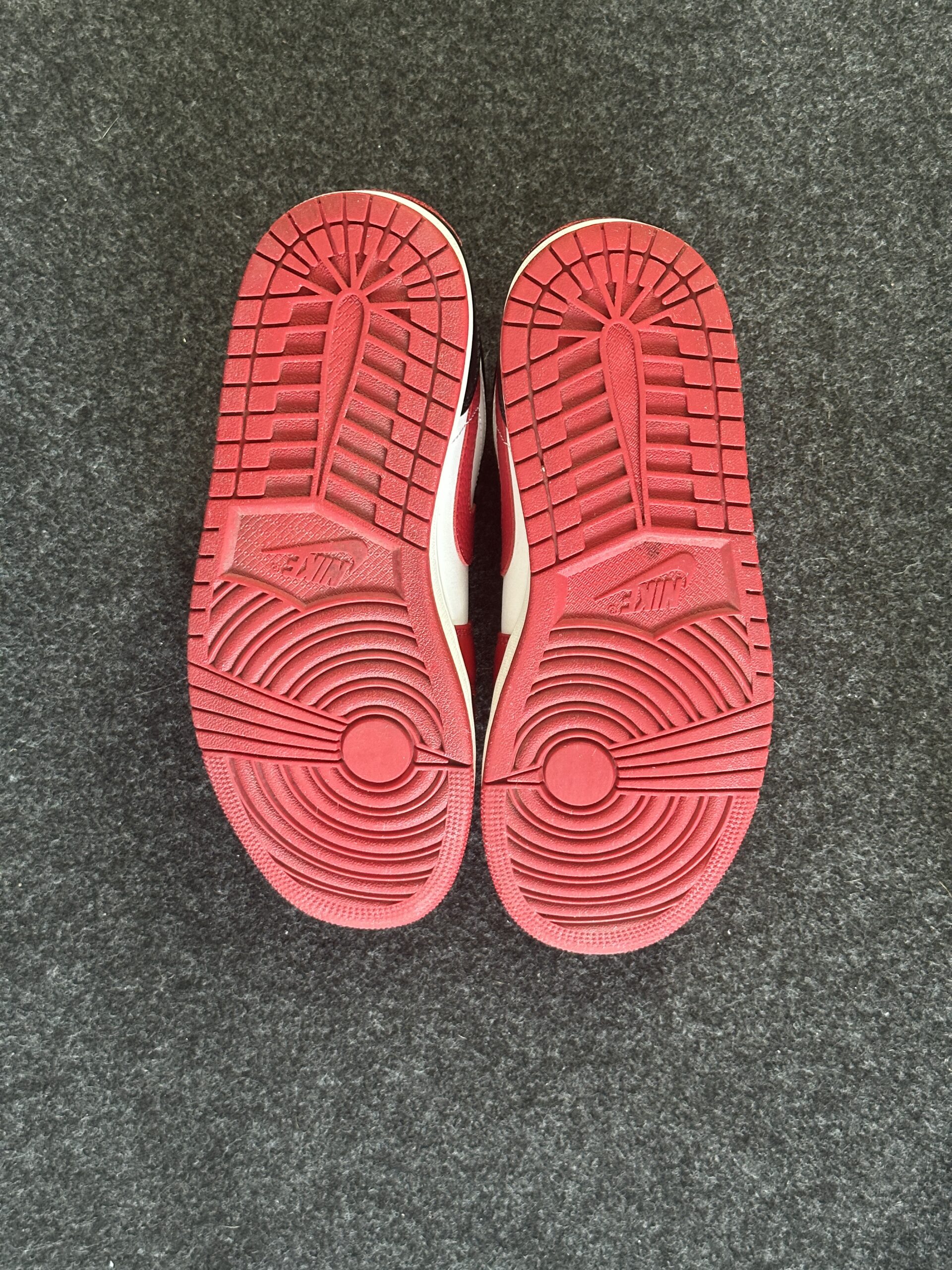 Air Jordan 1 Low Bulls 553558-163 taglia EU 42 vista suole