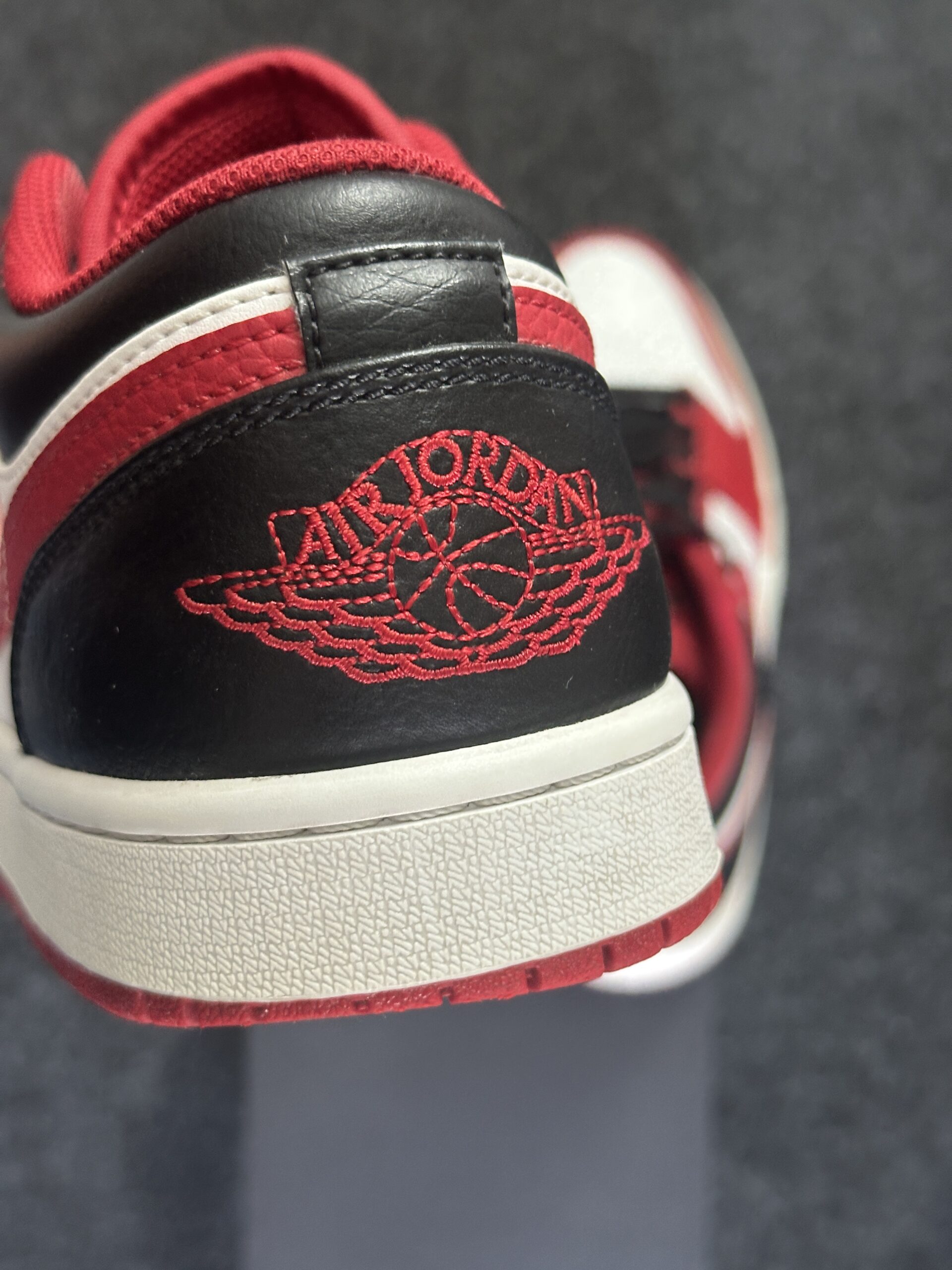 Air Jordan 1 Low Bulls 553558-163 taglia EU 42 vista logo