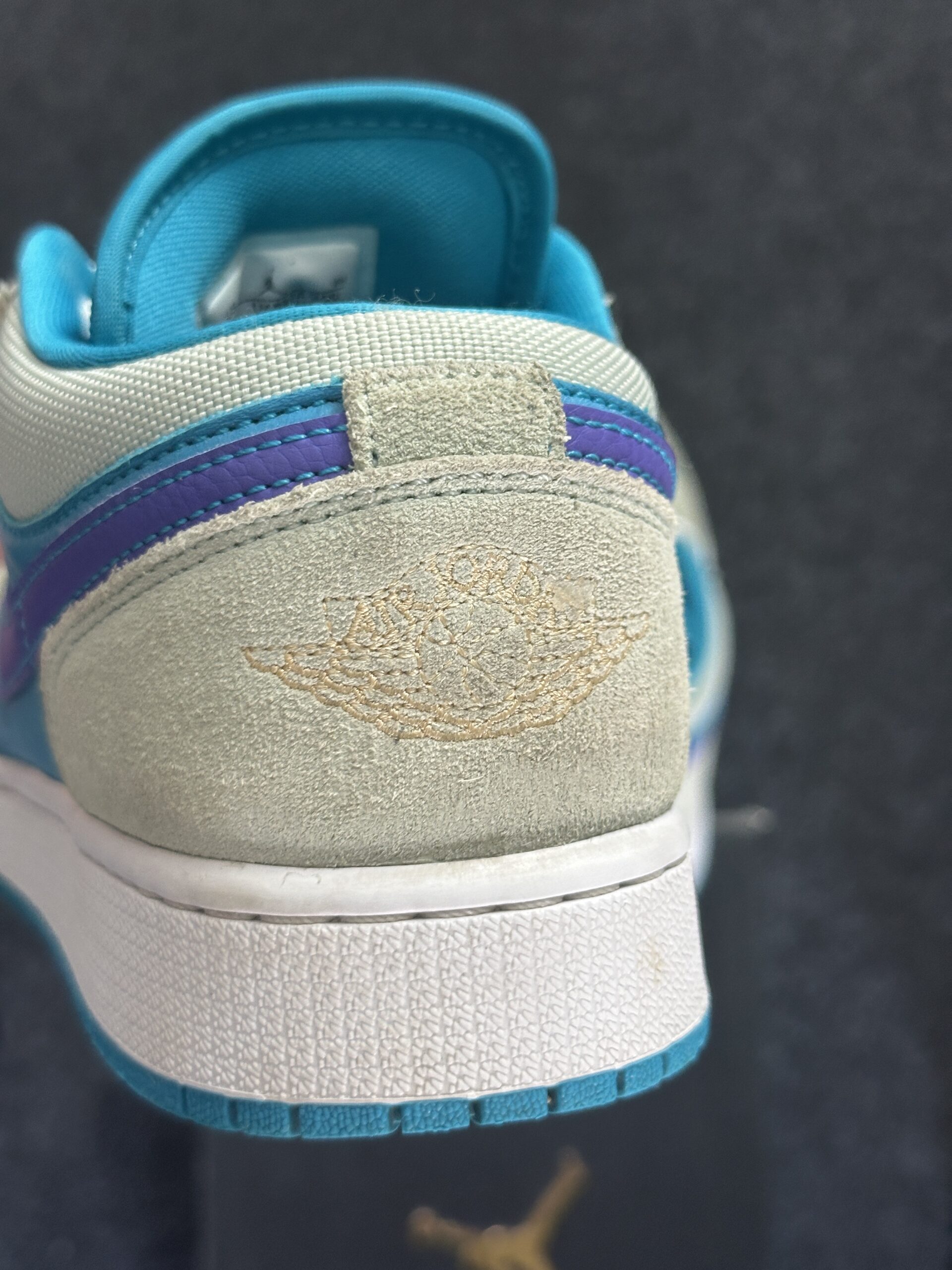 Air Jordan 1 Low SE Pistachio Aquatone DX4374-300 taglia EU 40 vista logo