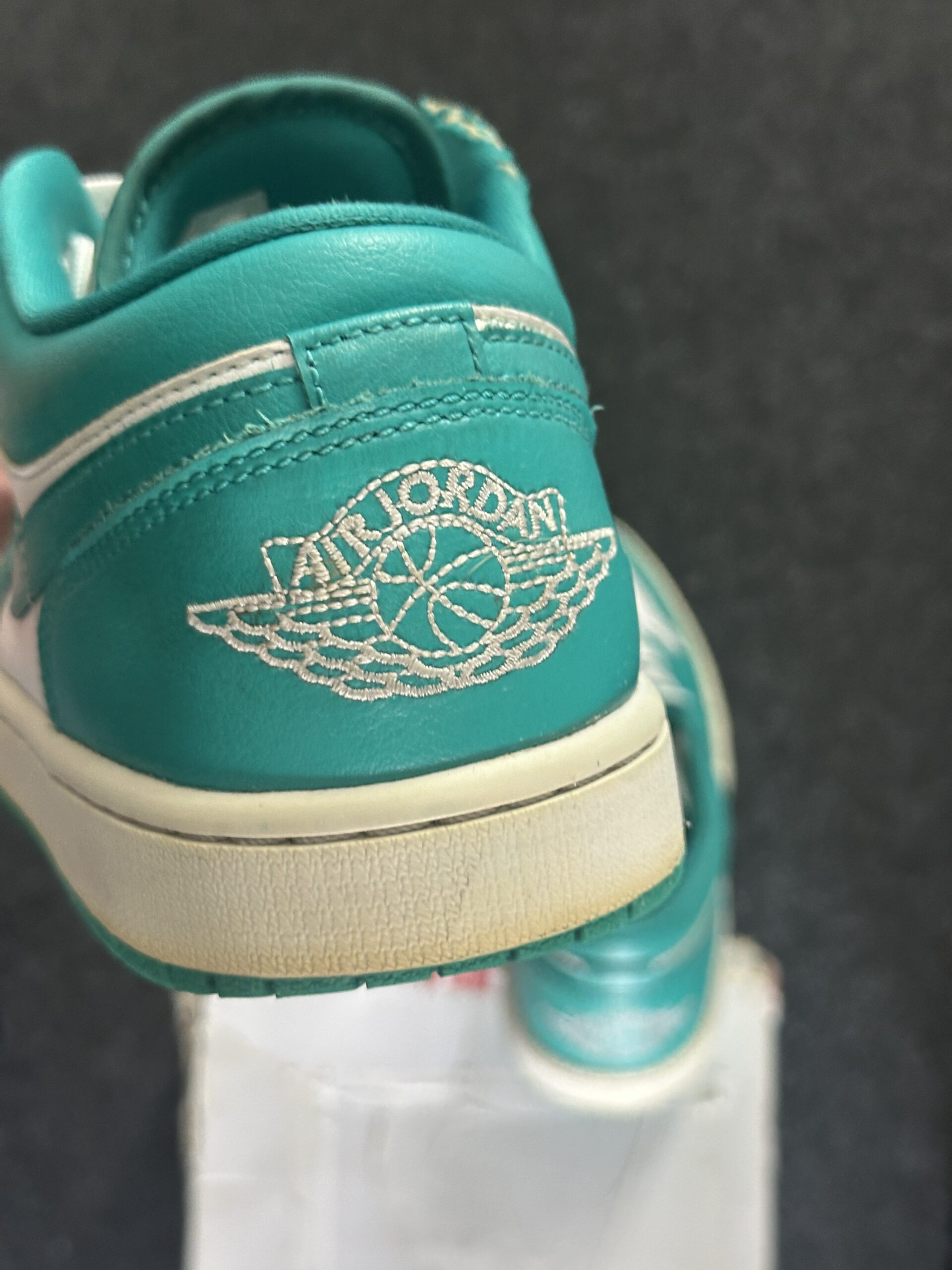 Air Jordan 1 Low New Emerald DC0774-132 taglia EU 41 vista logo