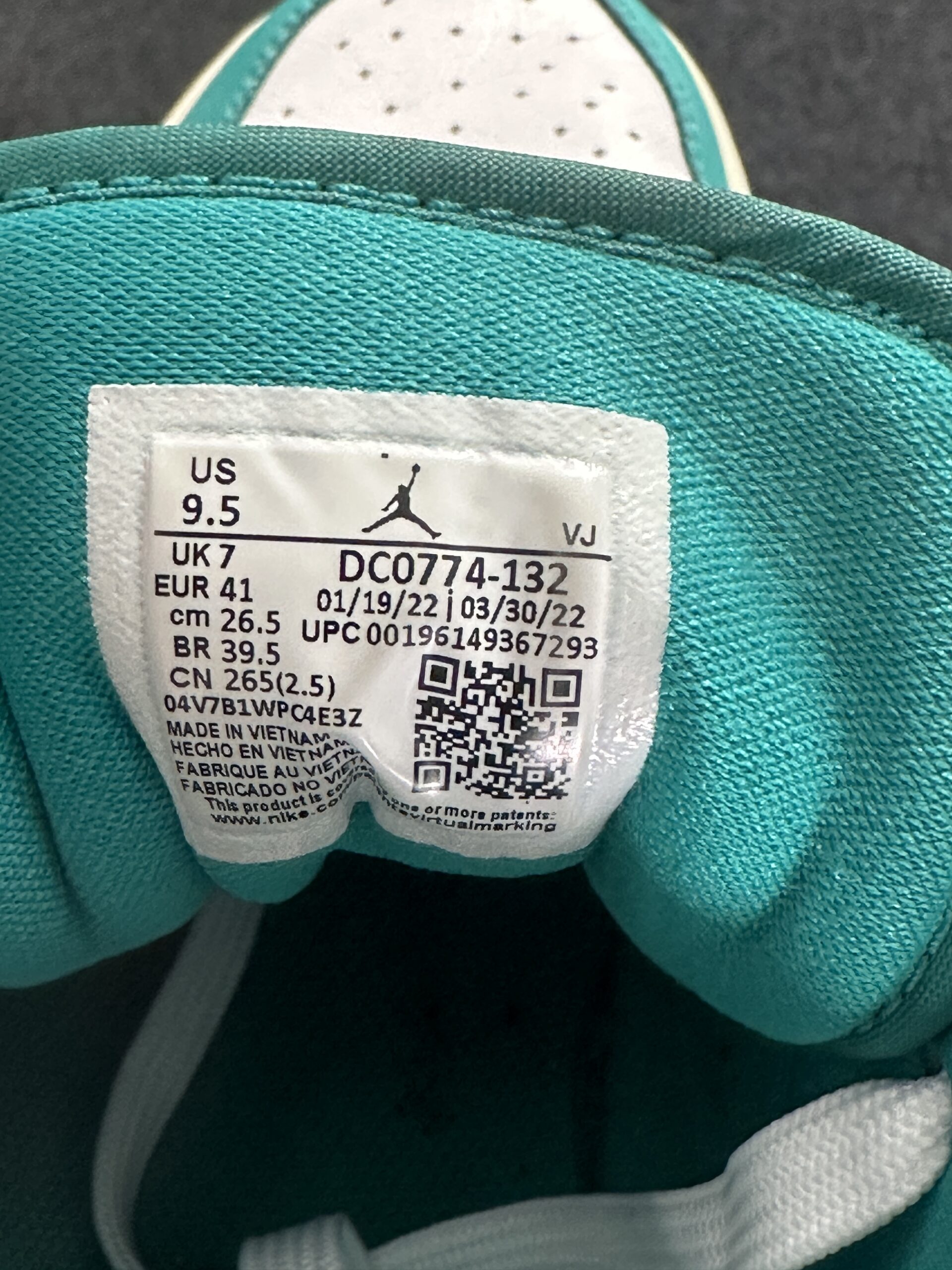 Air Jordan 1 Low New Emerald DC0774-132 taglia EU 41 vista label