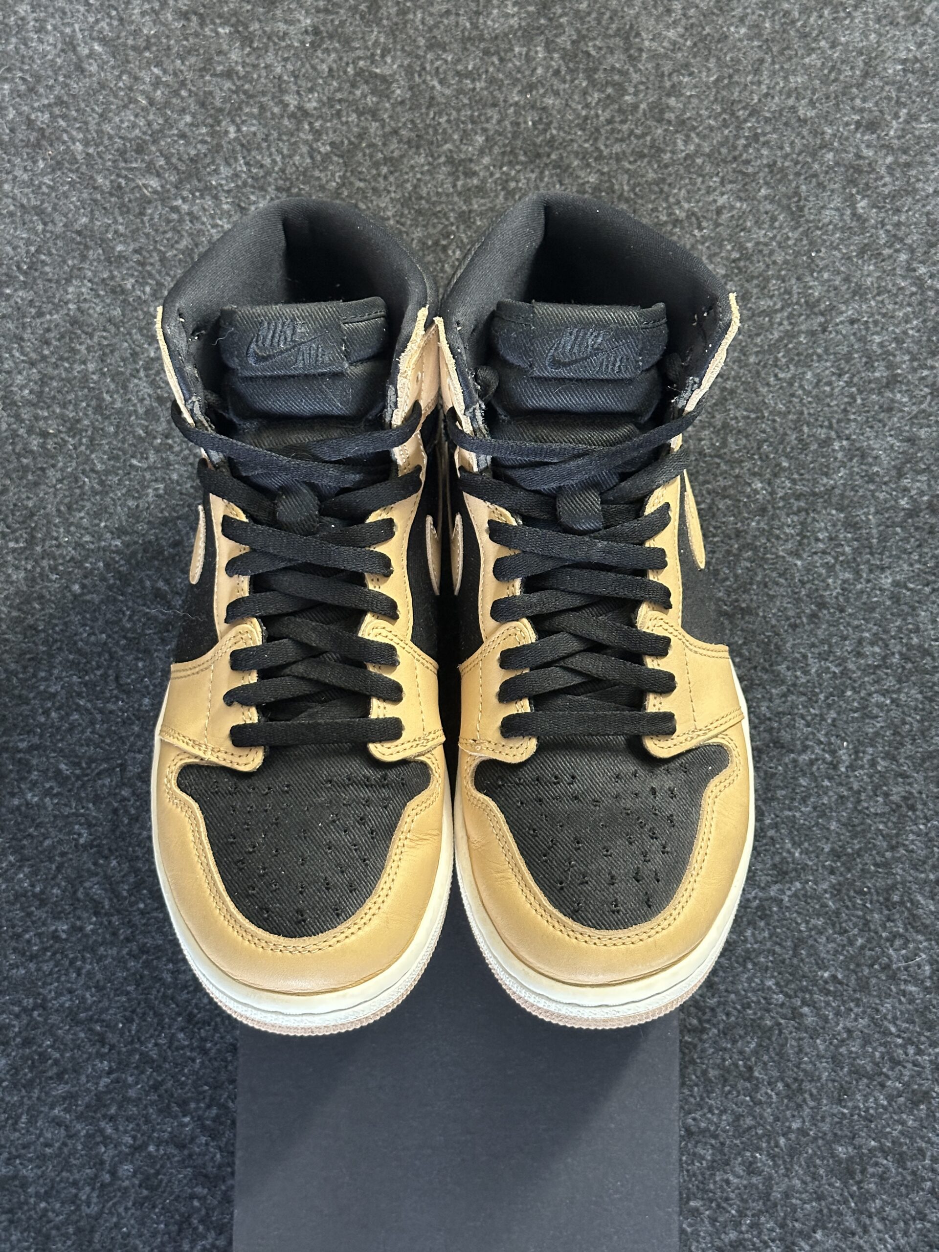 Air Jordan 1 Retro High OG Heirloom 555088-202 taglia EU 43 vista punta