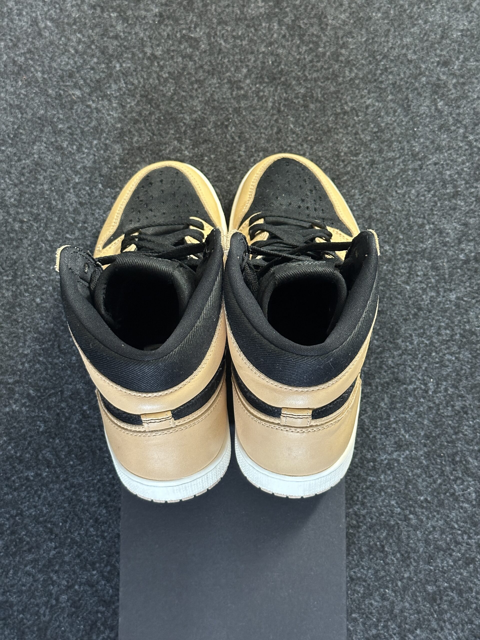 Air Jordan 1 Retro High OG Heirloom 555088-202 taglia EU 43 vista tallone