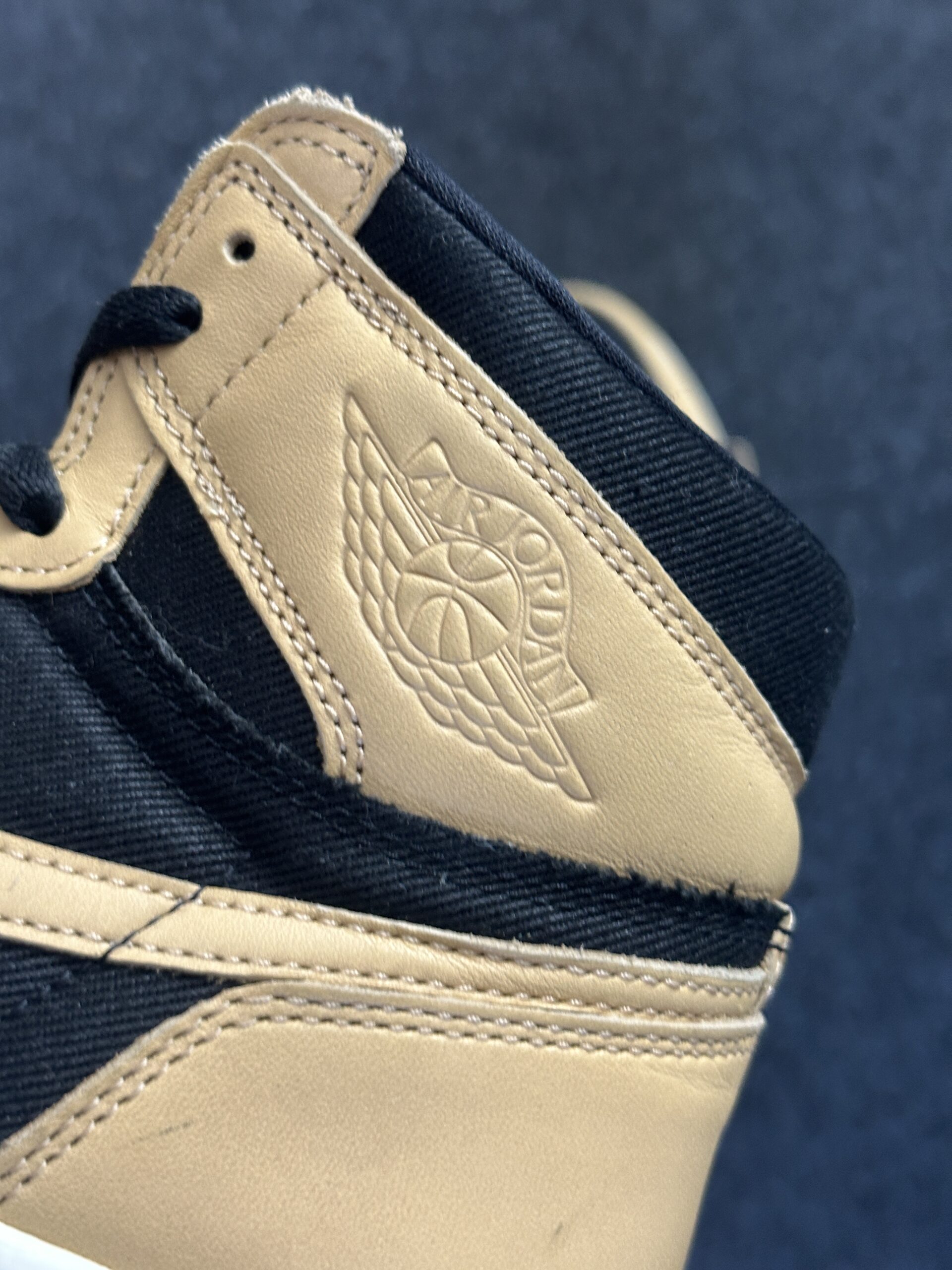 Air Jordan 1 Retro High OG Heirloom 555088-202 taglia EU 43 vista logo